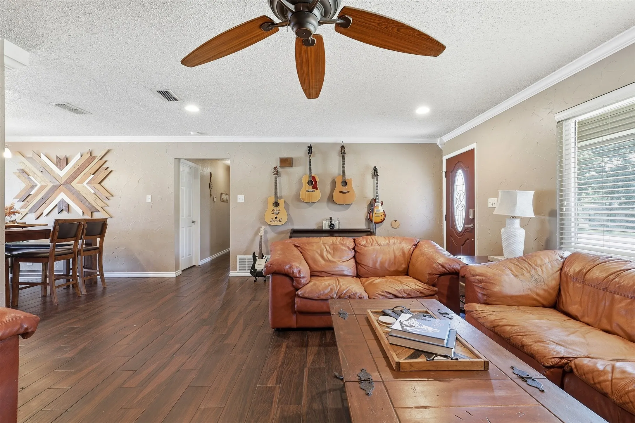 Single Family Residence For Sale in Hood County , 2609 Oaks Drive, Granbury, Texas 76049, 3 Bedroom, 2 Bathroom, 2 Garage spaces, 1,596 Sqft, built in 1976, mls#21408893, Real Estate Agent in Granbury, Homes For Sale in Hood county, Homes For Sale in Granbury, Realtor in Granbury Texas, Real Estate Brokerage Independent Realty Texas, Luminita Cordes Realtor