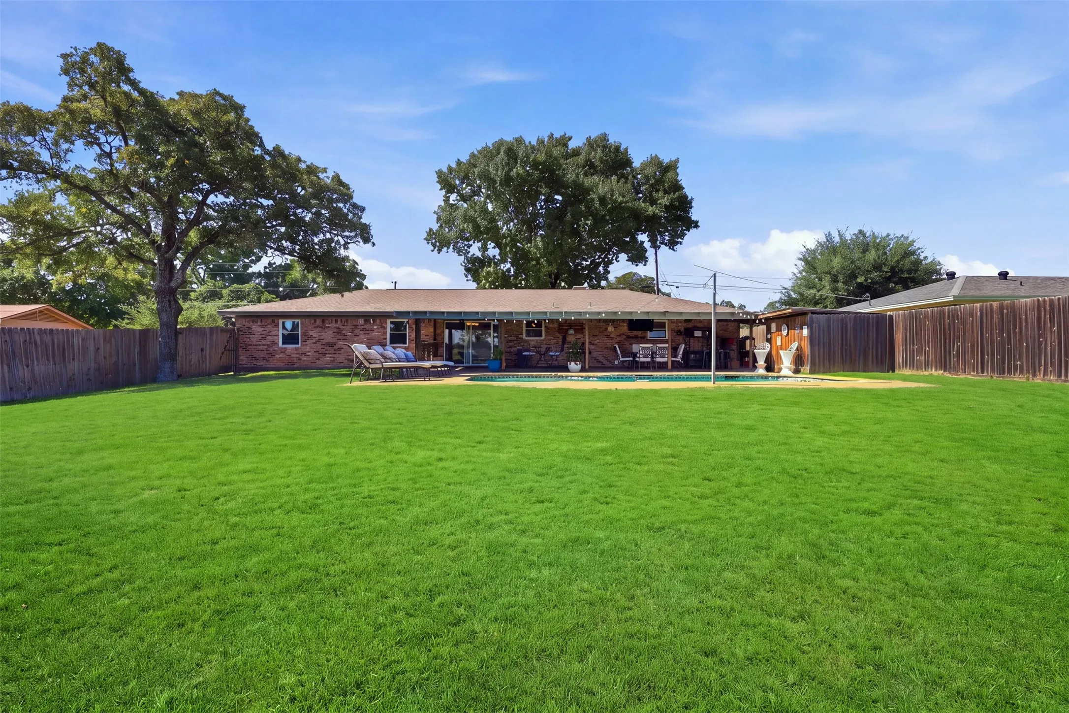 Single Family Residence For Sale in Hood County , 2609 Oaks Drive, Granbury, Texas 76049, 3 Bedroom, 2 Bathroom, 2 Garage spaces, 1,596 Sqft, built in 1976, mls#21408893, Real Estate Agent in Granbury, Homes For Sale in Hood county, Homes For Sale in Granbury, Realtor in Granbury Texas, Real Estate Brokerage Independent Realty Texas, Luminita Cordes Realtor