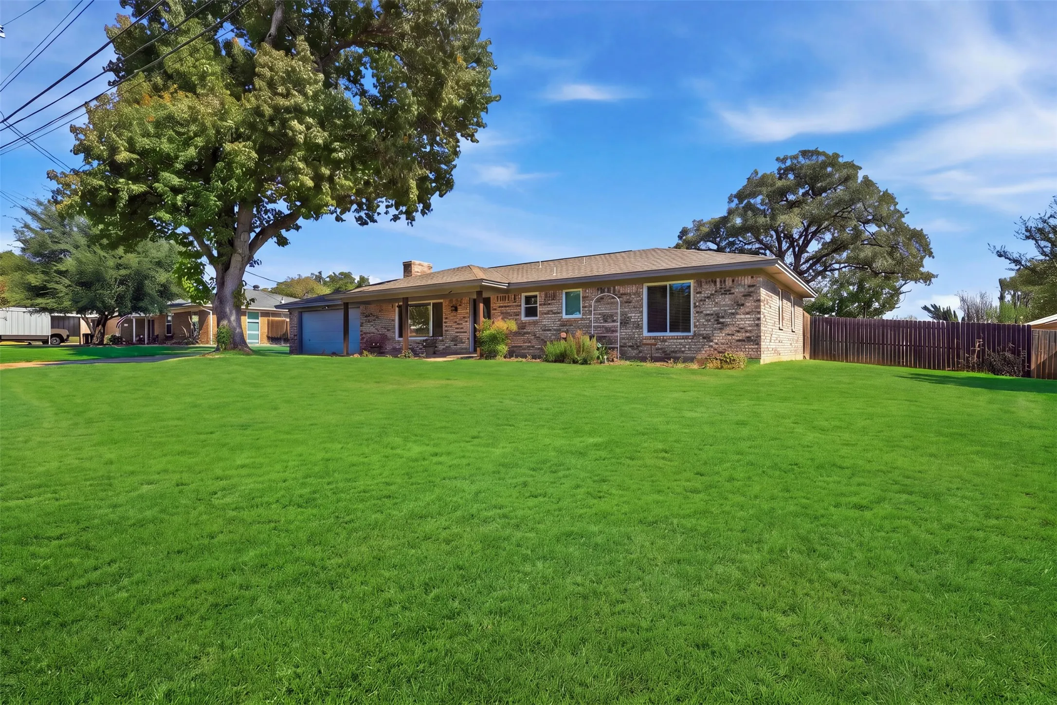 Single Family Residence For Sale in Hood County , 2609 Oaks Drive, Granbury, Texas 76049, 3 Bedroom, 2 Bathroom, 2 Garage spaces, 1,596 Sqft, built in 1976, mls#21408893, Real Estate Agent in Granbury, Homes For Sale in Hood county, Homes For Sale in Granbury, Realtor in Granbury Texas, Real Estate Brokerage Independent Realty Texas, Luminita Cordes Realtor