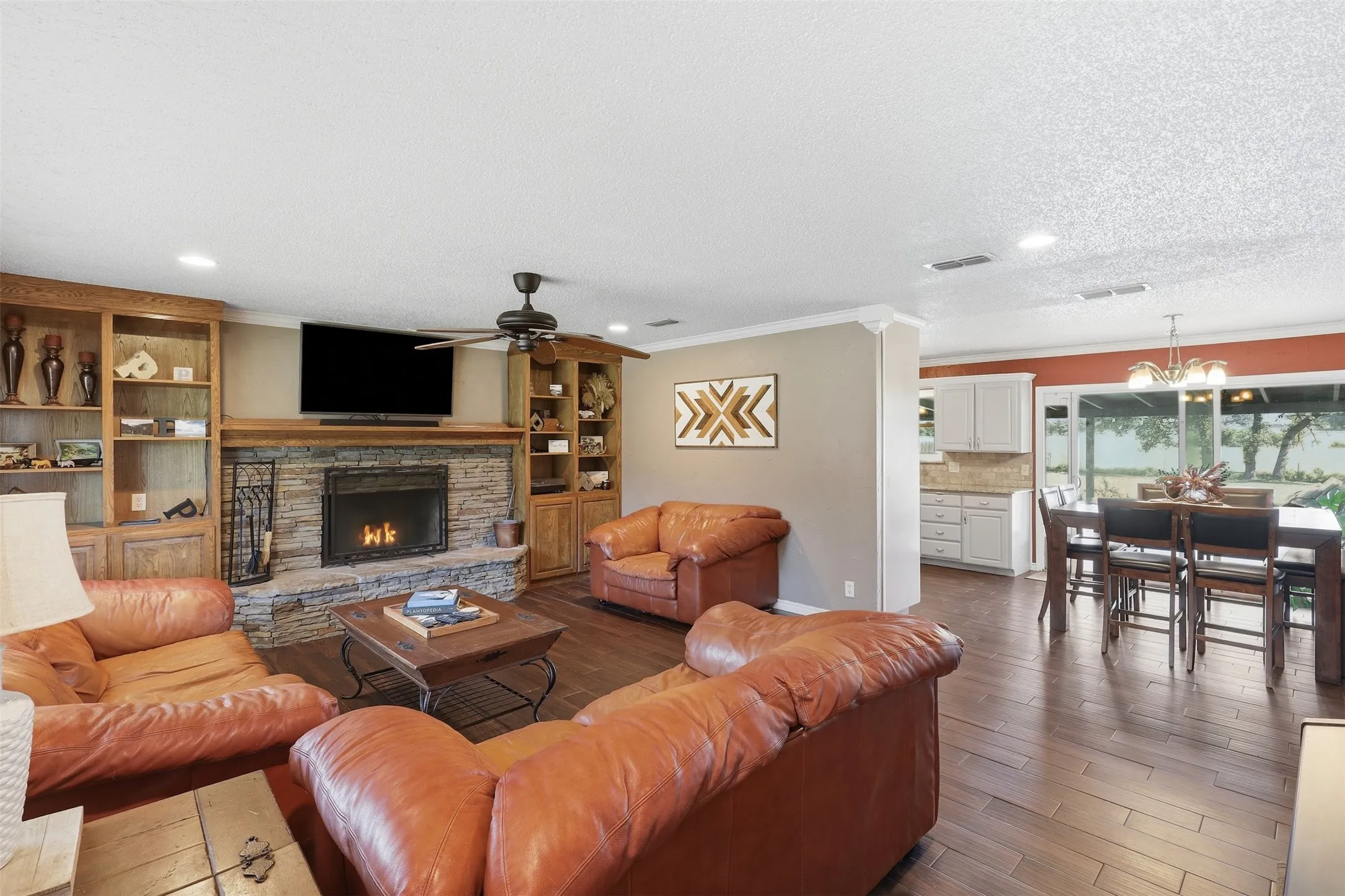 Single Family Residence For Sale in Hood County , 2609 Oaks Drive, Granbury, Texas 76049, 3 Bedroom, 2 Bathroom, 2 Garage spaces, 1,596 Sqft, built in 1976, mls#21408893, Real Estate Agent in Granbury, Homes For Sale in Hood county, Homes For Sale in Granbury, Realtor in Granbury Texas, Real Estate Brokerage Independent Realty Texas, Luminita Cordes Realtor