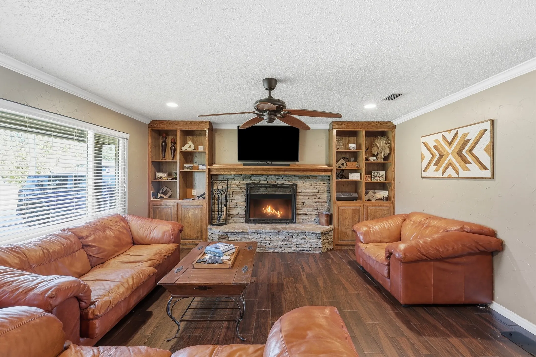 Single Family Residence For Sale in Hood County , 2609 Oaks Drive, Granbury, Texas 76049, 3 Bedroom, 2 Bathroom, 2 Garage spaces, 1,596 Sqft, built in 1976, mls#21408893, Real Estate Agent in Granbury, Homes For Sale in Hood county, Homes For Sale in Granbury, Realtor in Granbury Texas, Real Estate Brokerage Independent Realty Texas, Luminita Cordes Realtor
