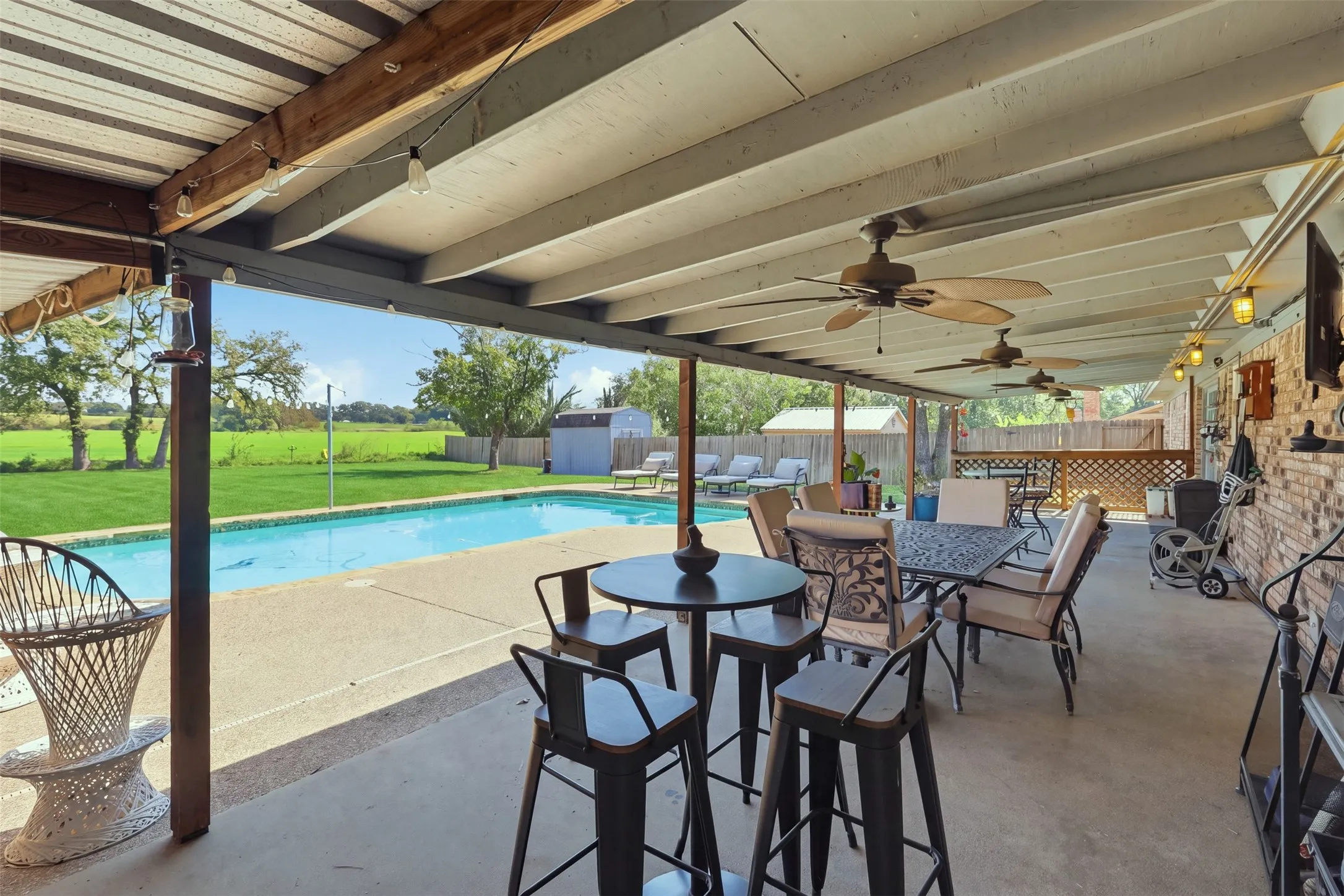 Single Family Residence For Sale in Hood County , 2609 Oaks Drive, Granbury, Texas 76049, 3 Bedroom, 2 Bathroom, 2 Garage spaces, 1,596 Sqft, built in 1976, mls#21408893, Real Estate Agent in Granbury, Homes For Sale in Hood county, Homes For Sale in Granbury, Realtor in Granbury Texas, Real Estate Brokerage Independent Realty Texas, Luminita Cordes Realtor