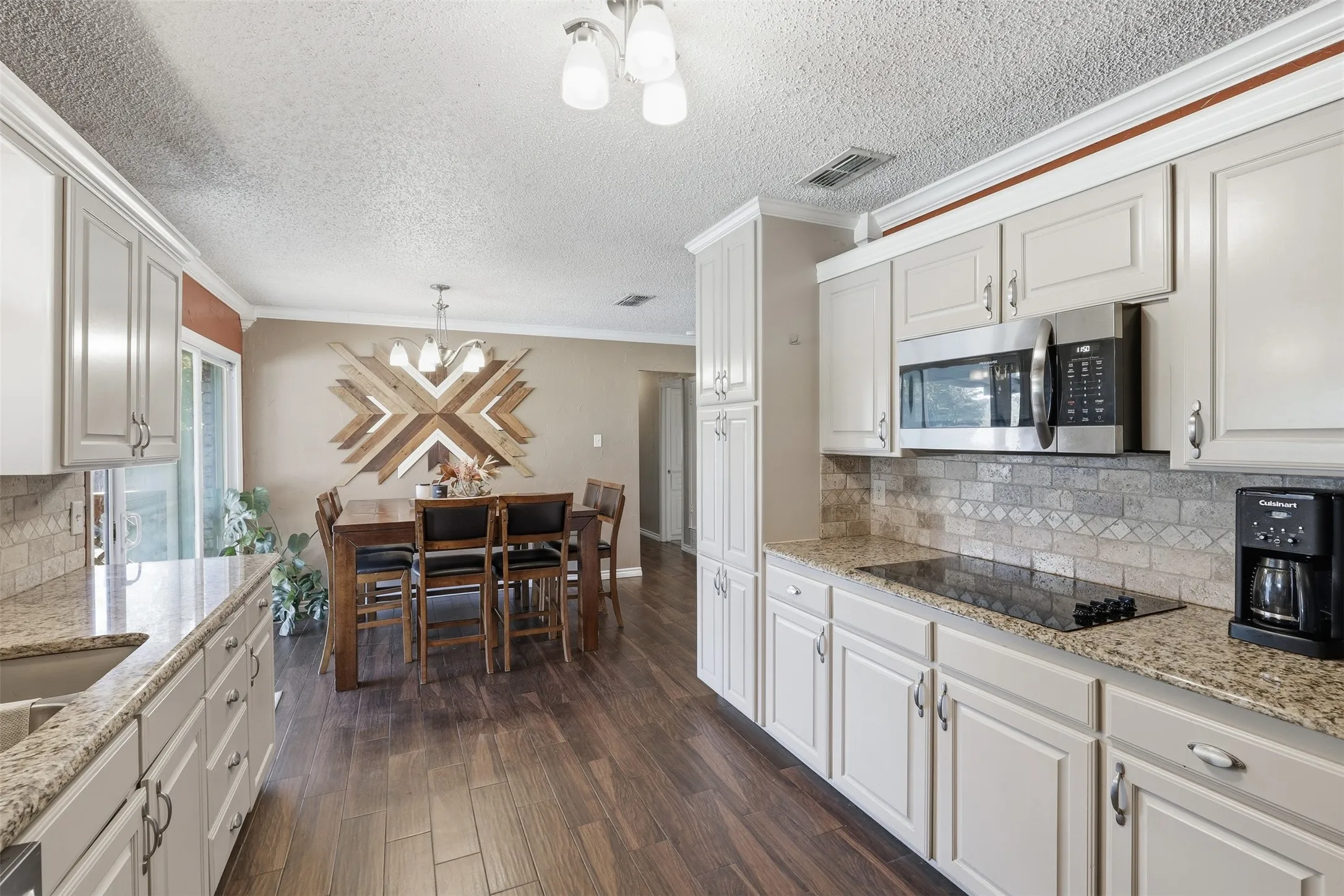 Single Family Residence For Sale in Hood County , 2609 Oaks Drive, Granbury, Texas 76049, 3 Bedroom, 2 Bathroom, 2 Garage spaces, 1,596 Sqft, built in 1976, mls#21408893, Real Estate Agent in Granbury, Homes For Sale in Hood county, Homes For Sale in Granbury, Realtor in Granbury Texas, Real Estate Brokerage Independent Realty Texas, Luminita Cordes Realtor