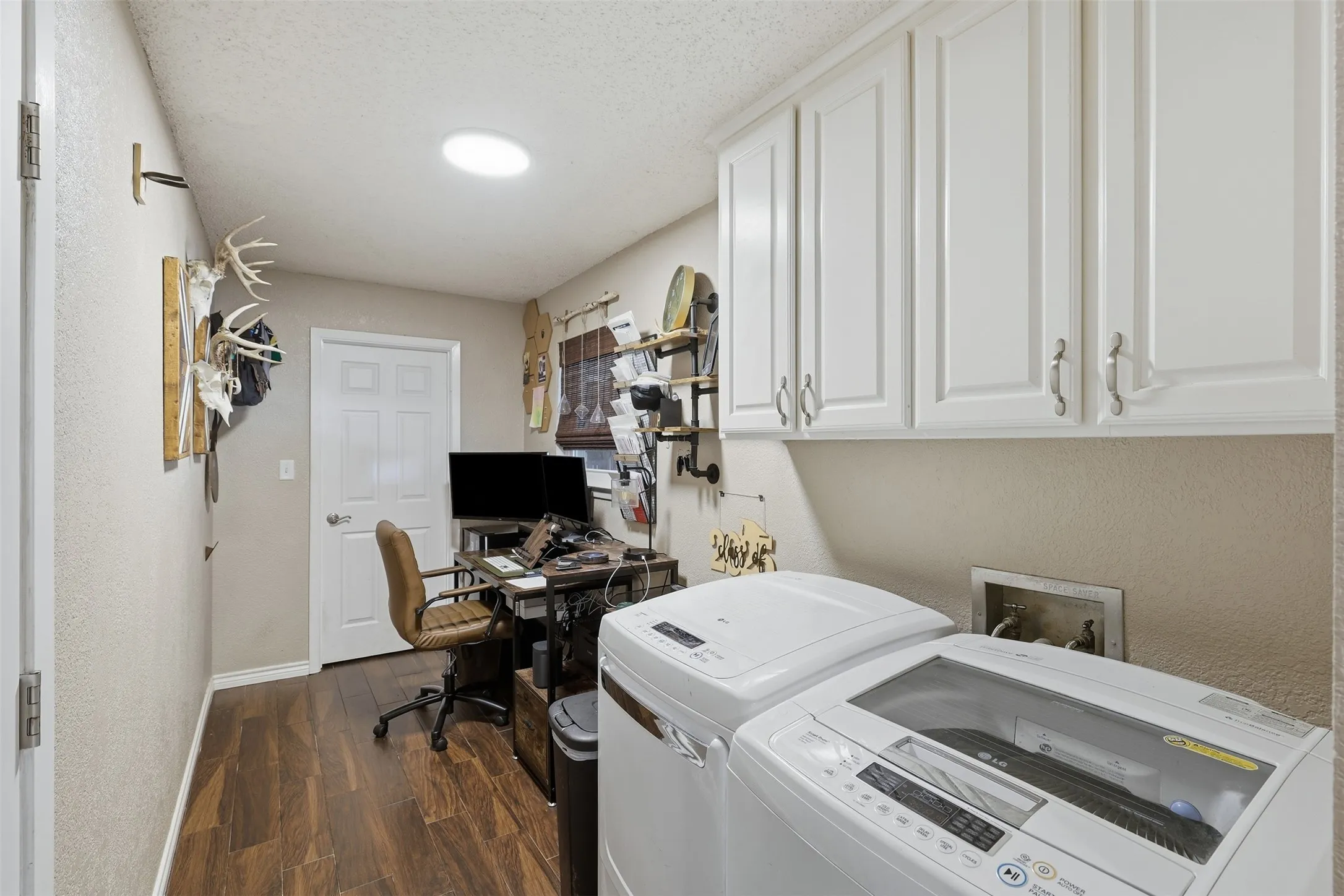 Single Family Residence For Sale in Hood County , 2609 Oaks Drive, Granbury, Texas 76049, 3 Bedroom, 2 Bathroom, 2 Garage spaces, 1,596 Sqft, built in 1976, mls#21408893, Real Estate Agent in Granbury, Homes For Sale in Hood county, Homes For Sale in Granbury, Realtor in Granbury Texas, Real Estate Brokerage Independent Realty Texas, Luminita Cordes Realtor