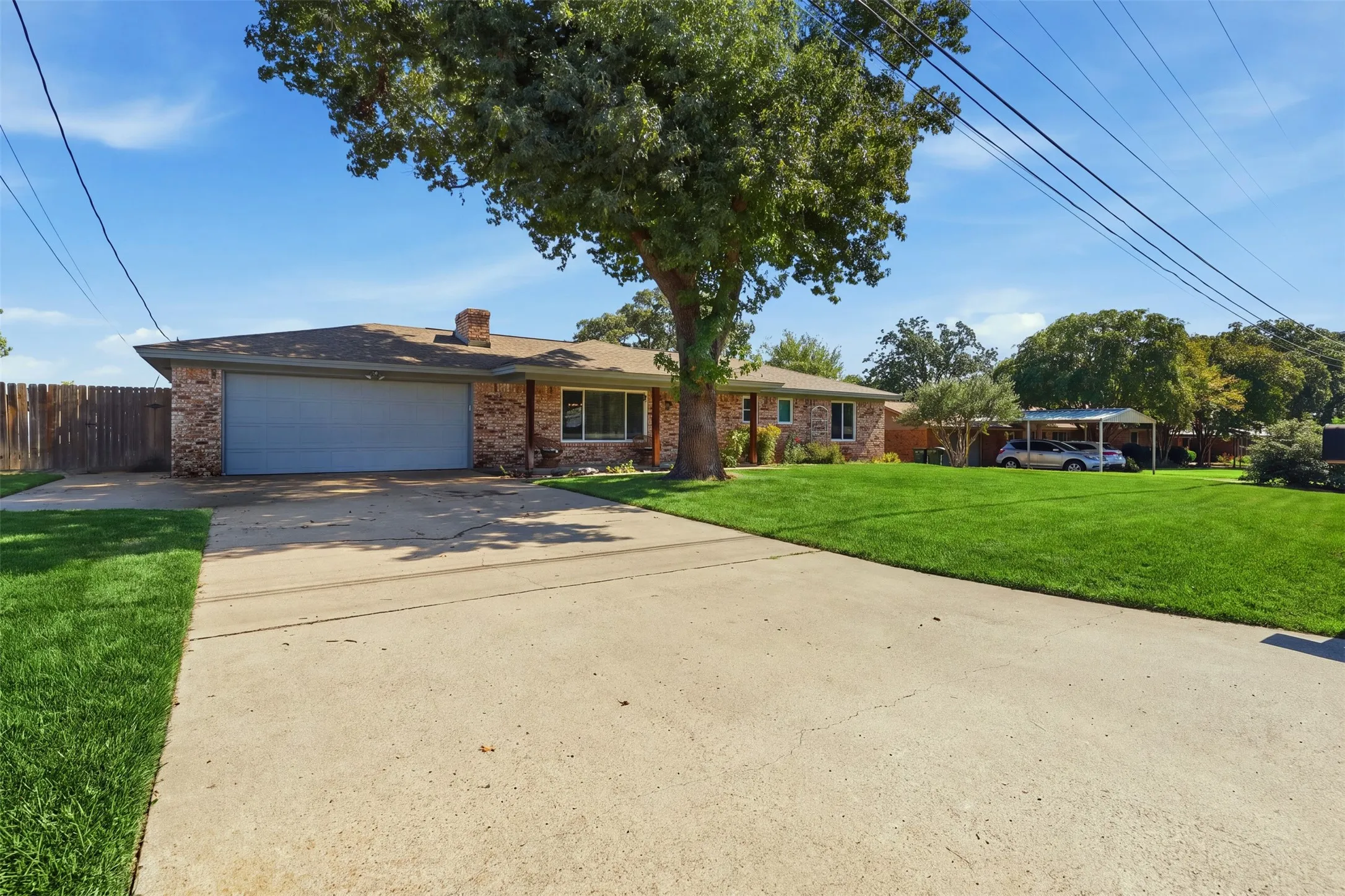 Single Family Residence For Sale in Hood County , 2609 Oaks Drive, Granbury, Texas 76049, 3 Bedroom, 2 Bathroom, 2 Garage spaces, 1,596 Sqft, built in 1976, mls#21408893, Real Estate Agent in Granbury, Homes For Sale in Hood county, Homes For Sale in Granbury, Realtor in Granbury Texas, Real Estate Brokerage Independent Realty Texas, Luminita Cordes Realtor