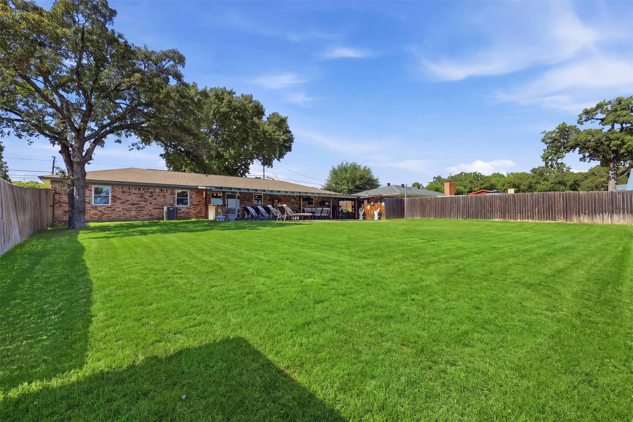 Single Family Residence For Sale in Hood County , 2609 Oaks Drive, Granbury, Texas 76049, 3 Bedroom, 2 Bathroom, 2 Garage spaces, 1,596 Sqft, built in 1976, mls#21408893, Real Estate Agent in Granbury, Homes For Sale in Hood county, Homes For Sale in Granbury, Realtor in Granbury Texas, Real Estate Brokerage Independent Realty Texas, Luminita Cordes Realtor