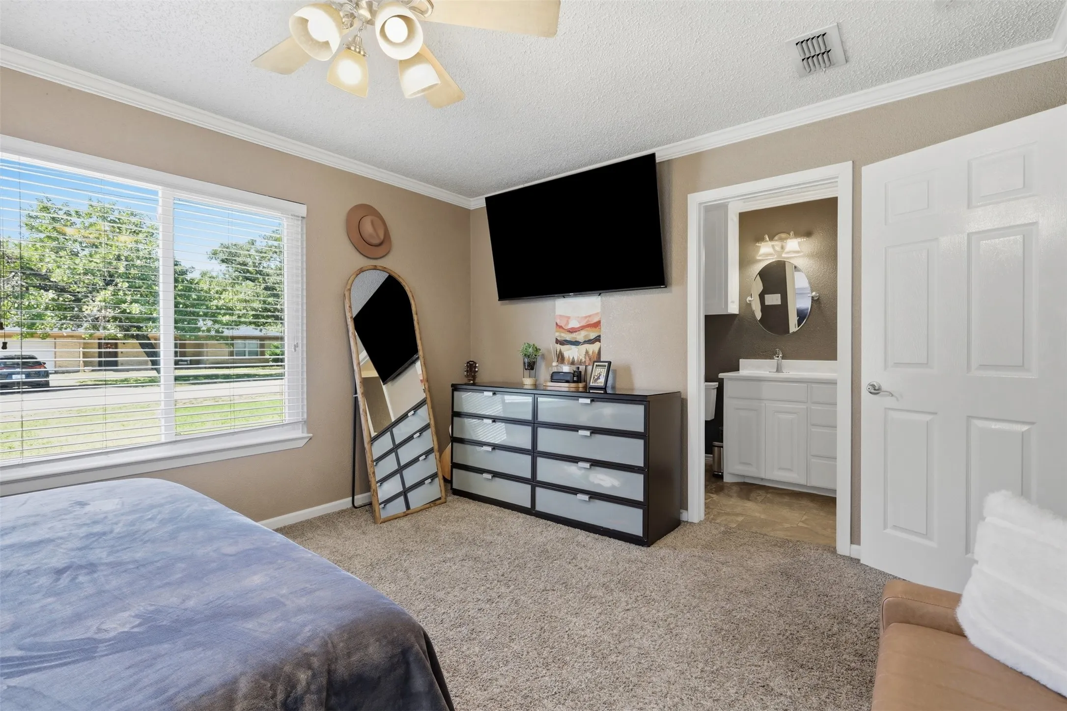 Single Family Residence For Sale in Hood County , 2609 Oaks Drive, Granbury, Texas 76049, 3 Bedroom, 2 Bathroom, 2 Garage spaces, 1,596 Sqft, built in 1976, mls#21408893, Real Estate Agent in Granbury, Homes For Sale in Hood county, Homes For Sale in Granbury, Realtor in Granbury Texas, Real Estate Brokerage Independent Realty Texas, Luminita Cordes Realtor