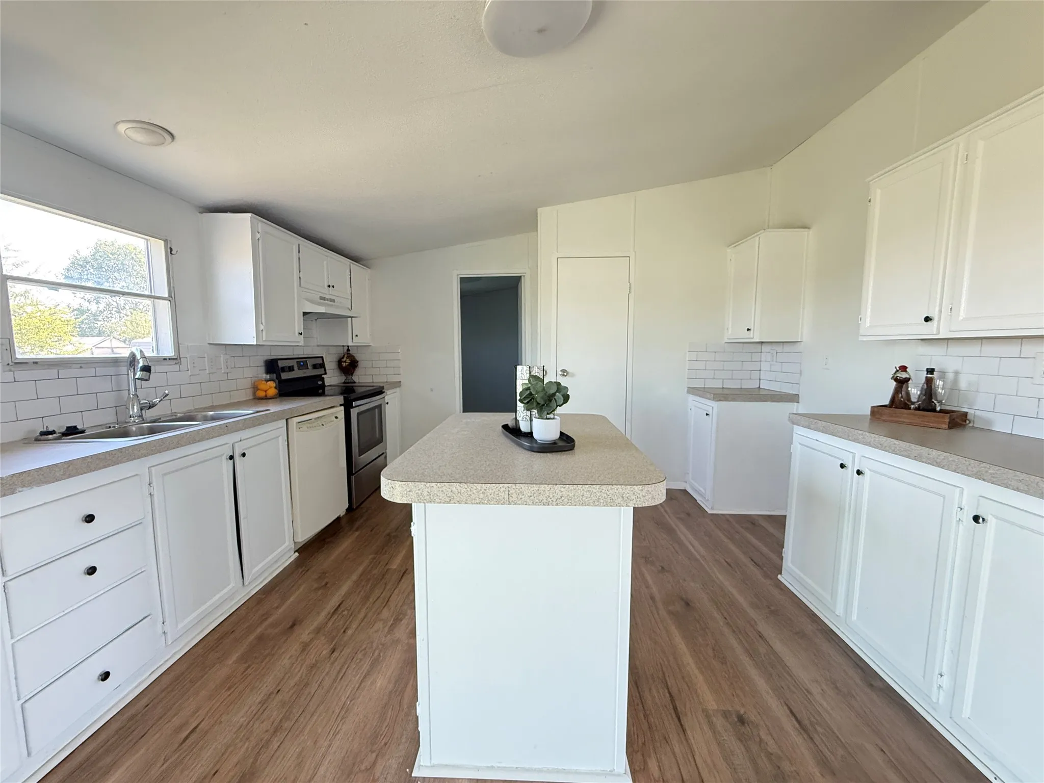 Manufactured Home For Sale in Kaufman County , 9066 Diamond Avenue, Kaufman, Texas 75142, 4 Bedroom, 2 Bathroom, Garage spaces, 2,016 Sqft, built in 2001, mls#21409853, Real Estate Agent in Kaufman, Homes For Sale in Kaufman county, Homes For Sale in Kaufman, Realtor in Kaufman Texas, Real Estate Brokerage Independent Realty Texas, Luminita Cordes Realtor
