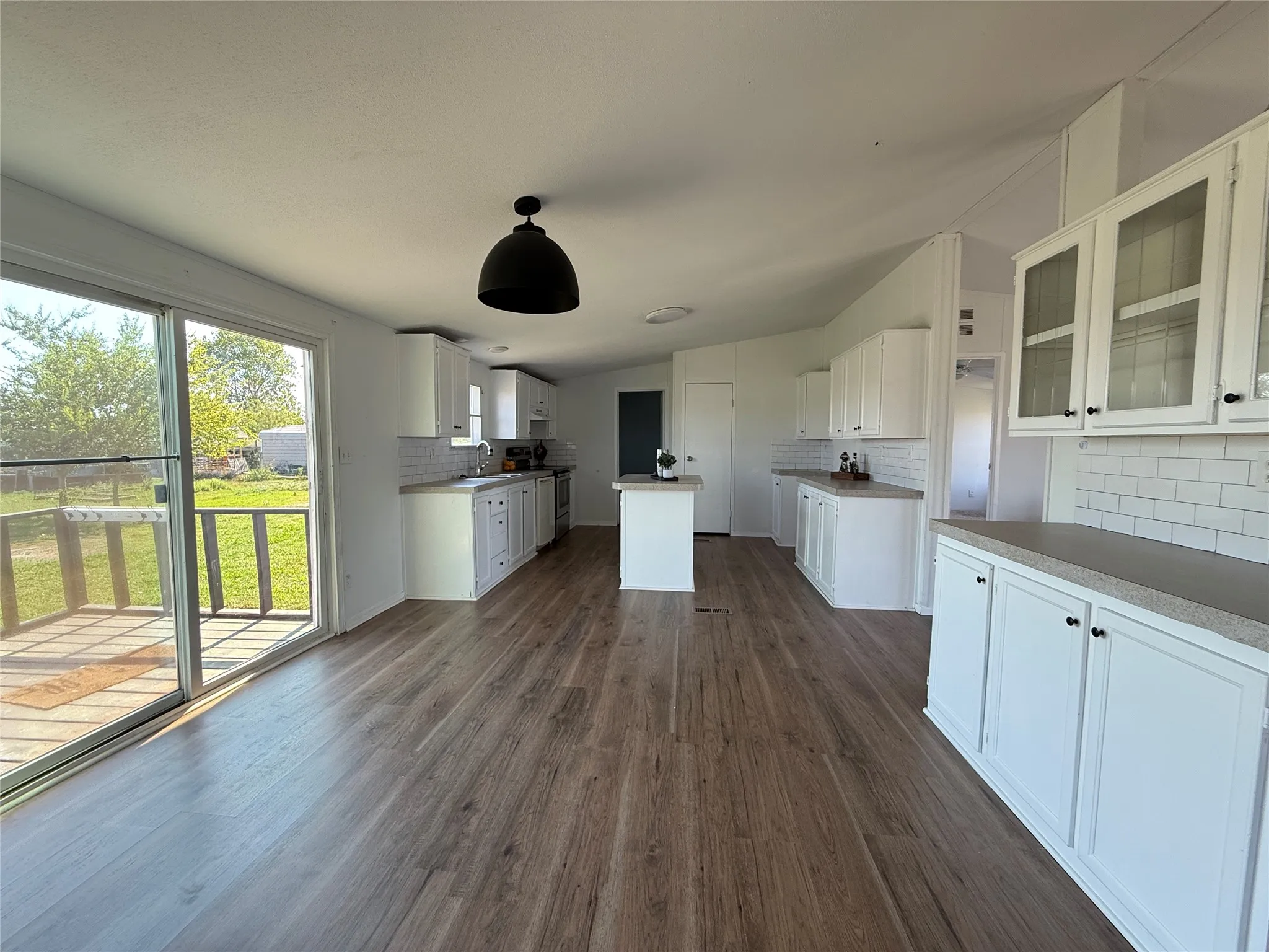 Manufactured Home For Sale in Kaufman County , 9066 Diamond Avenue, Kaufman, Texas 75142, 4 Bedroom, 2 Bathroom, Garage spaces, 2,016 Sqft, built in 2001, mls#21409853, Real Estate Agent in Kaufman, Homes For Sale in Kaufman county, Homes For Sale in Kaufman, Realtor in Kaufman Texas, Real Estate Brokerage Independent Realty Texas, Luminita Cordes Realtor