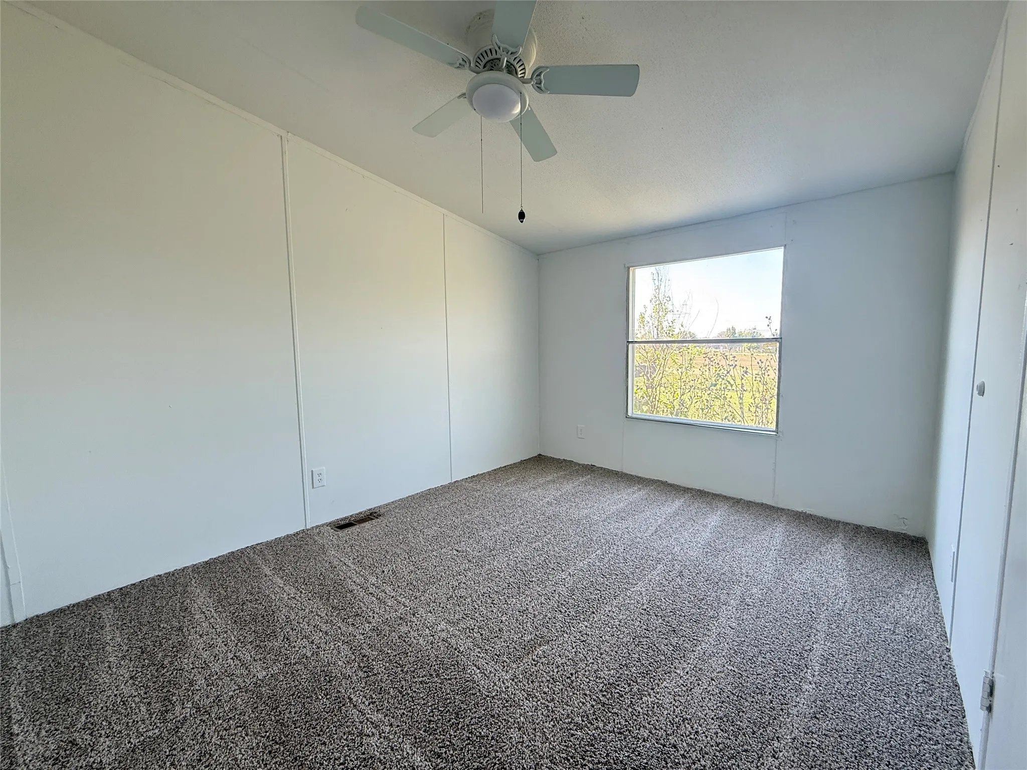 Manufactured Home For Sale in Kaufman County , 9066 Diamond Avenue, Kaufman, Texas 75142, 4 Bedroom, 2 Bathroom, Garage spaces, 2,016 Sqft, built in 2001, mls#21409853, Real Estate Agent in Kaufman, Homes For Sale in Kaufman county, Homes For Sale in Kaufman, Realtor in Kaufman Texas, Real Estate Brokerage Independent Realty Texas, Luminita Cordes Realtor