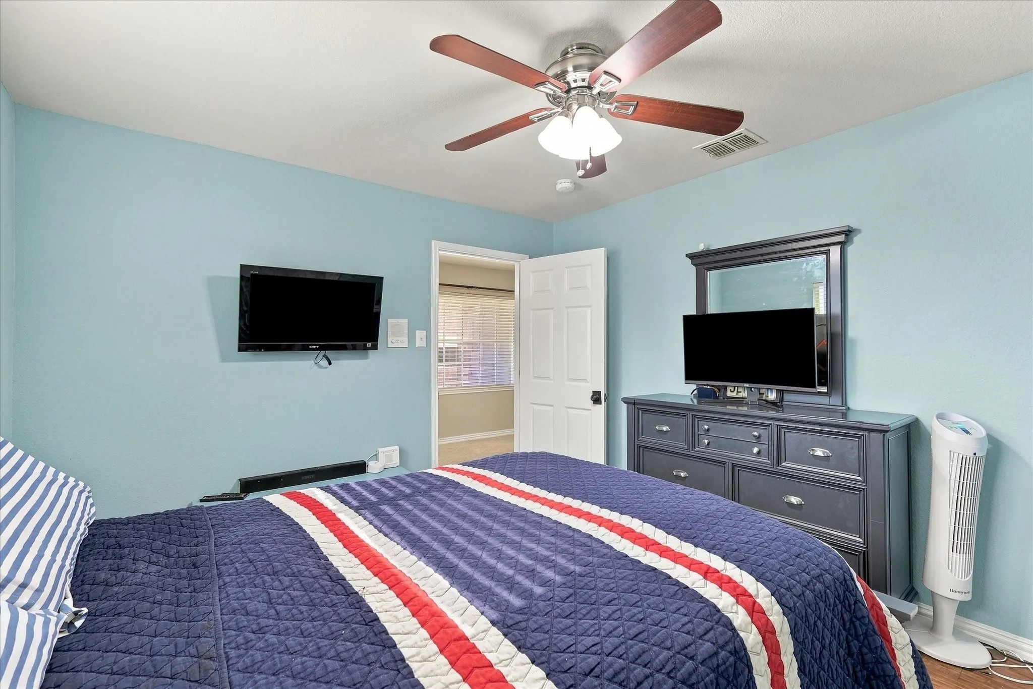 Single Family Residence For Sale in Denton County , 200 Ellicott Drive, Roanoke, Texas 76262, 4 Bedroom, 3 Bathroom, 2 Garage spaces, 2,482 Sqft, built in 2001, mls#21403584, Real Estate Agent in Roanoke, Homes For Sale in Denton county, Homes For Sale in Roanoke, Realtor in Roanoke Texas, Real Estate Brokerage Independent Realty Texas, Luminita Cordes Realtor