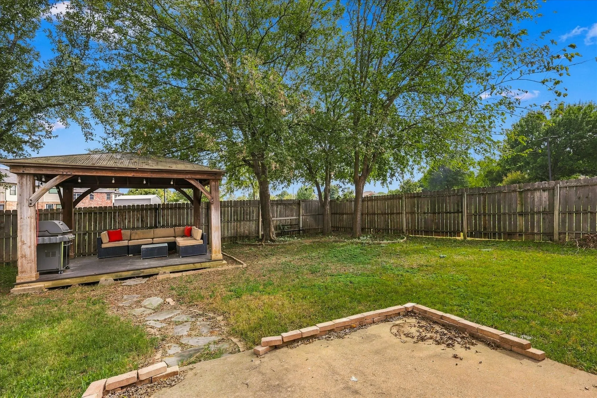 Single Family Residence For Sale in Denton County , 200 Ellicott Drive, Roanoke, Texas 76262, 4 Bedroom, 3 Bathroom, 2 Garage spaces, 2,482 Sqft, built in 2001, mls#21403584, Real Estate Agent in Roanoke, Homes For Sale in Denton county, Homes For Sale in Roanoke, Realtor in Roanoke Texas, Real Estate Brokerage Independent Realty Texas, Luminita Cordes Realtor