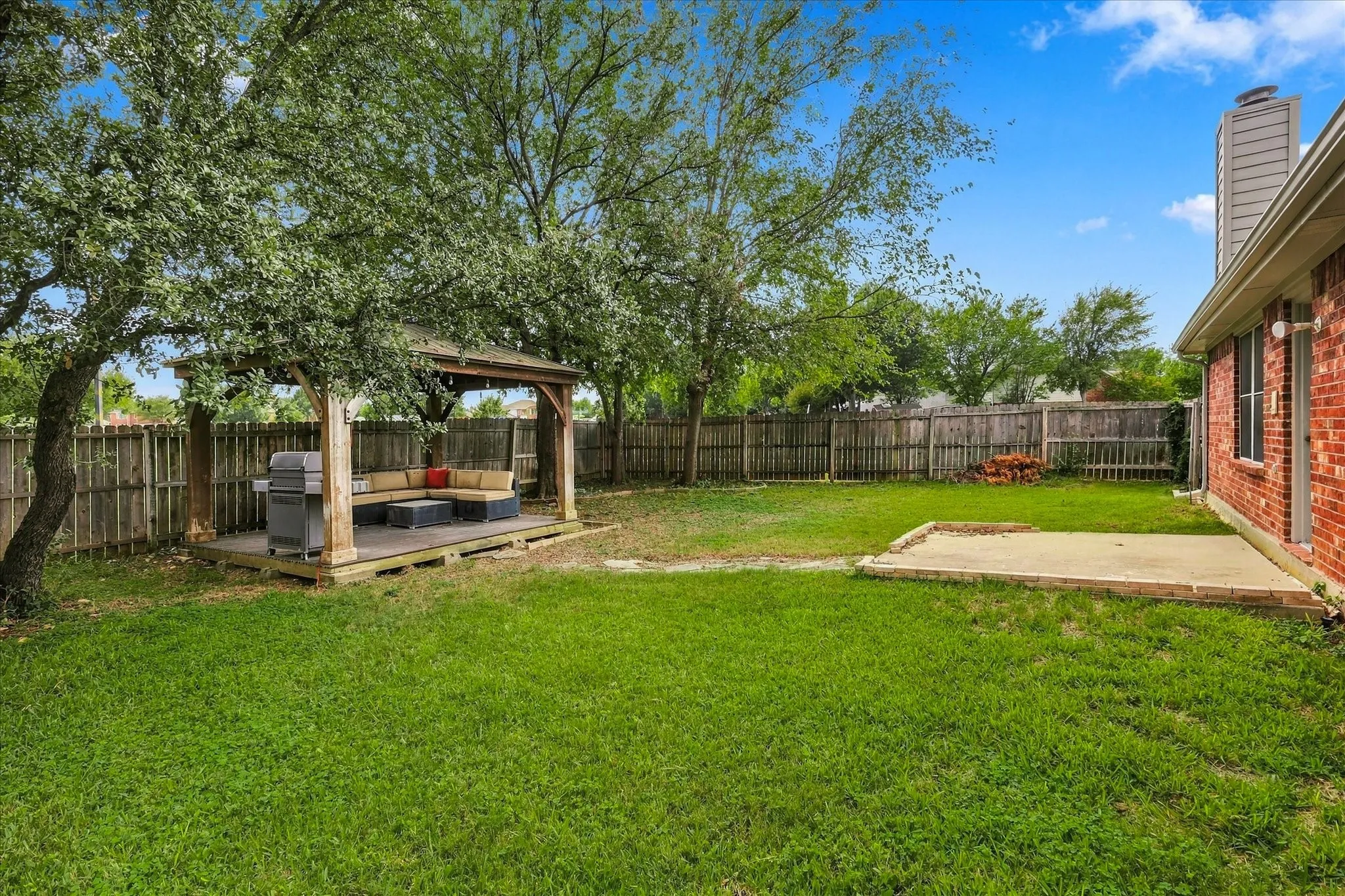 Single Family Residence For Sale in Denton County , 200 Ellicott Drive, Roanoke, Texas 76262, 4 Bedroom, 3 Bathroom, 2 Garage spaces, 2,482 Sqft, built in 2001, mls#21403584, Real Estate Agent in Roanoke, Homes For Sale in Denton county, Homes For Sale in Roanoke, Realtor in Roanoke Texas, Real Estate Brokerage Independent Realty Texas, Luminita Cordes Realtor