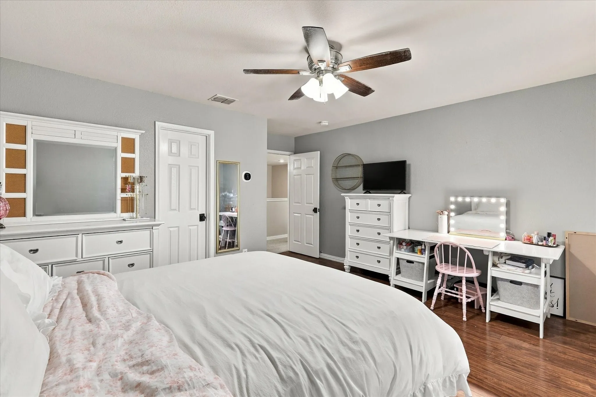 Single Family Residence For Sale in Denton County , 200 Ellicott Drive, Roanoke, Texas 76262, 4 Bedroom, 3 Bathroom, 2 Garage spaces, 2,482 Sqft, built in 2001, mls#21403584, Real Estate Agent in Roanoke, Homes For Sale in Denton county, Homes For Sale in Roanoke, Realtor in Roanoke Texas, Real Estate Brokerage Independent Realty Texas, Luminita Cordes Realtor