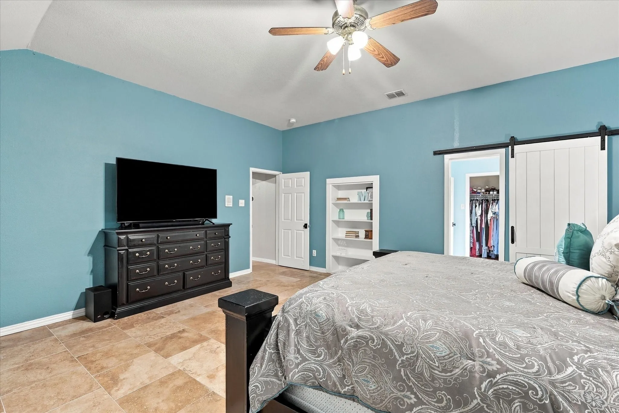 Single Family Residence For Sale in Denton County , 200 Ellicott Drive, Roanoke, Texas 76262, 4 Bedroom, 3 Bathroom, 2 Garage spaces, 2,482 Sqft, built in 2001, mls#21403584, Real Estate Agent in Roanoke, Homes For Sale in Denton county, Homes For Sale in Roanoke, Realtor in Roanoke Texas, Real Estate Brokerage Independent Realty Texas, Luminita Cordes Realtor