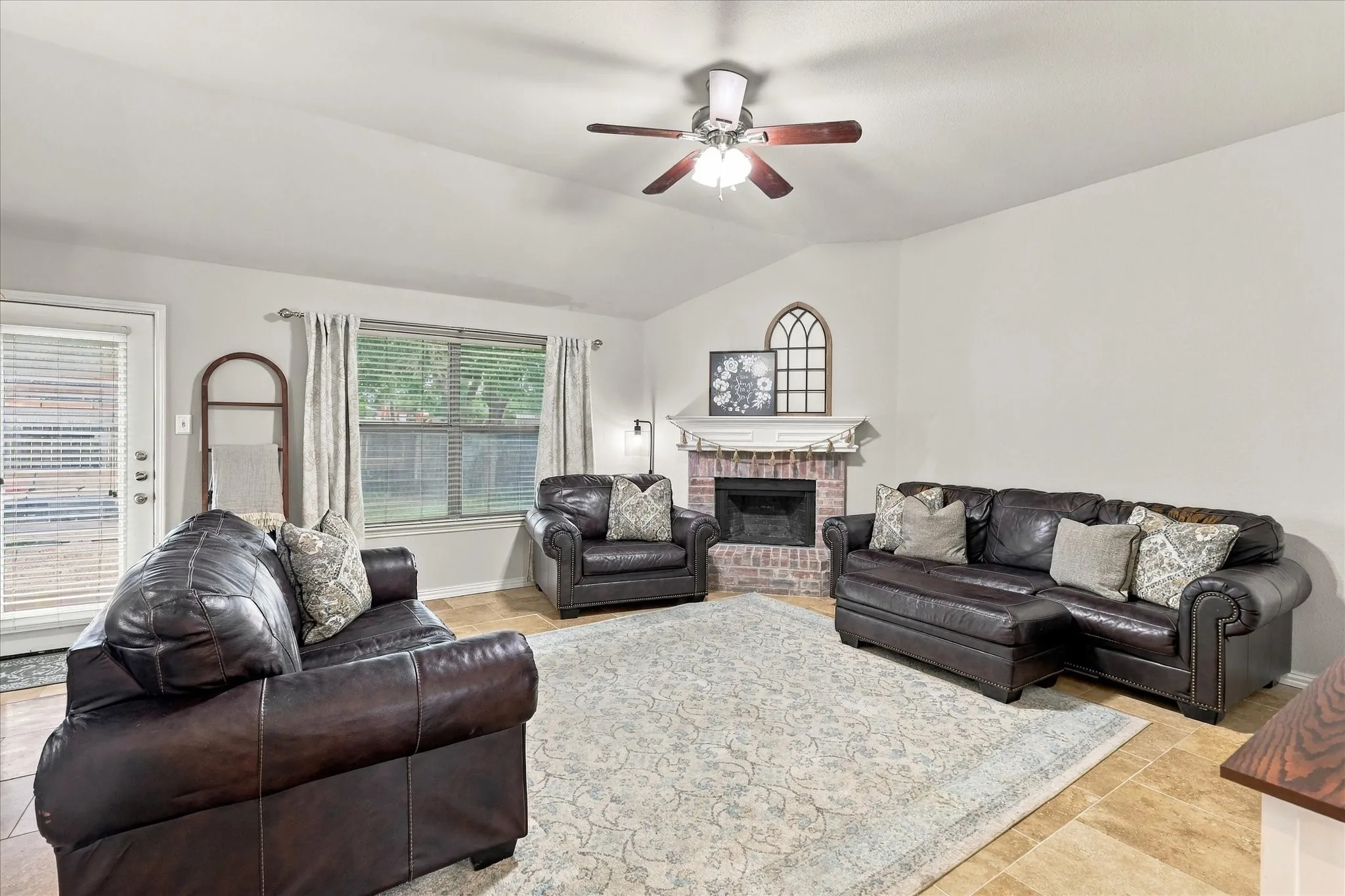 Single Family Residence For Sale in Denton County , 200 Ellicott Drive, Roanoke, Texas 76262, 4 Bedroom, 3 Bathroom, 2 Garage spaces, 2,482 Sqft, built in 2001, mls#21403584, Real Estate Agent in Roanoke, Homes For Sale in Denton county, Homes For Sale in Roanoke, Realtor in Roanoke Texas, Real Estate Brokerage Independent Realty Texas, Luminita Cordes Realtor