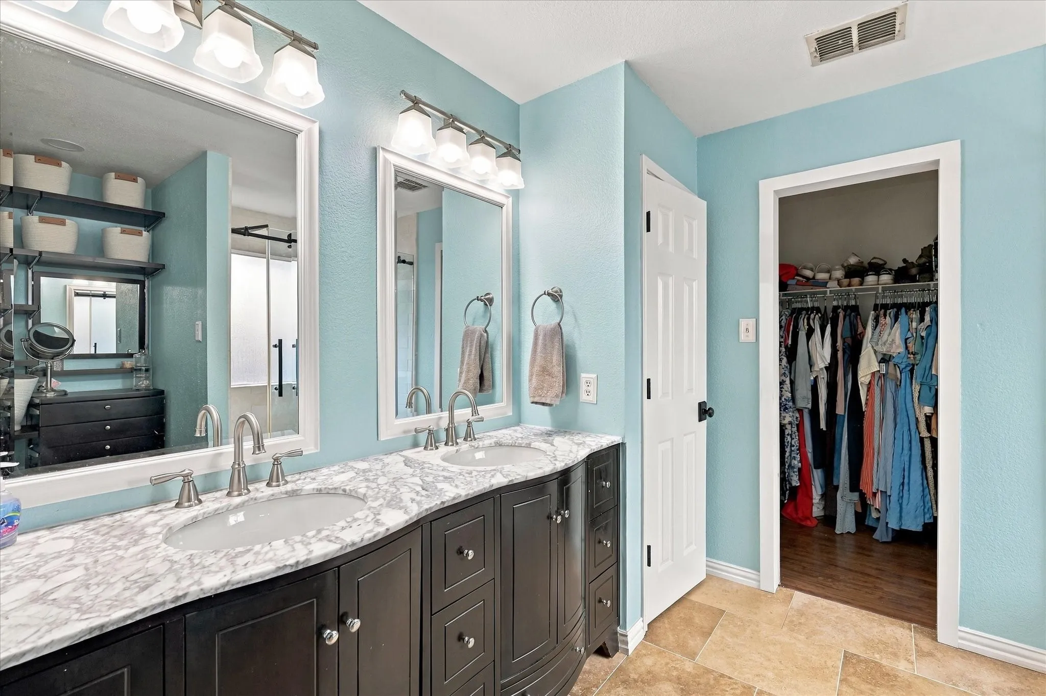 Single Family Residence For Sale in Denton County , 200 Ellicott Drive, Roanoke, Texas 76262, 4 Bedroom, 3 Bathroom, 2 Garage spaces, 2,482 Sqft, built in 2001, mls#21403584, Real Estate Agent in Roanoke, Homes For Sale in Denton county, Homes For Sale in Roanoke, Realtor in Roanoke Texas, Real Estate Brokerage Independent Realty Texas, Luminita Cordes Realtor