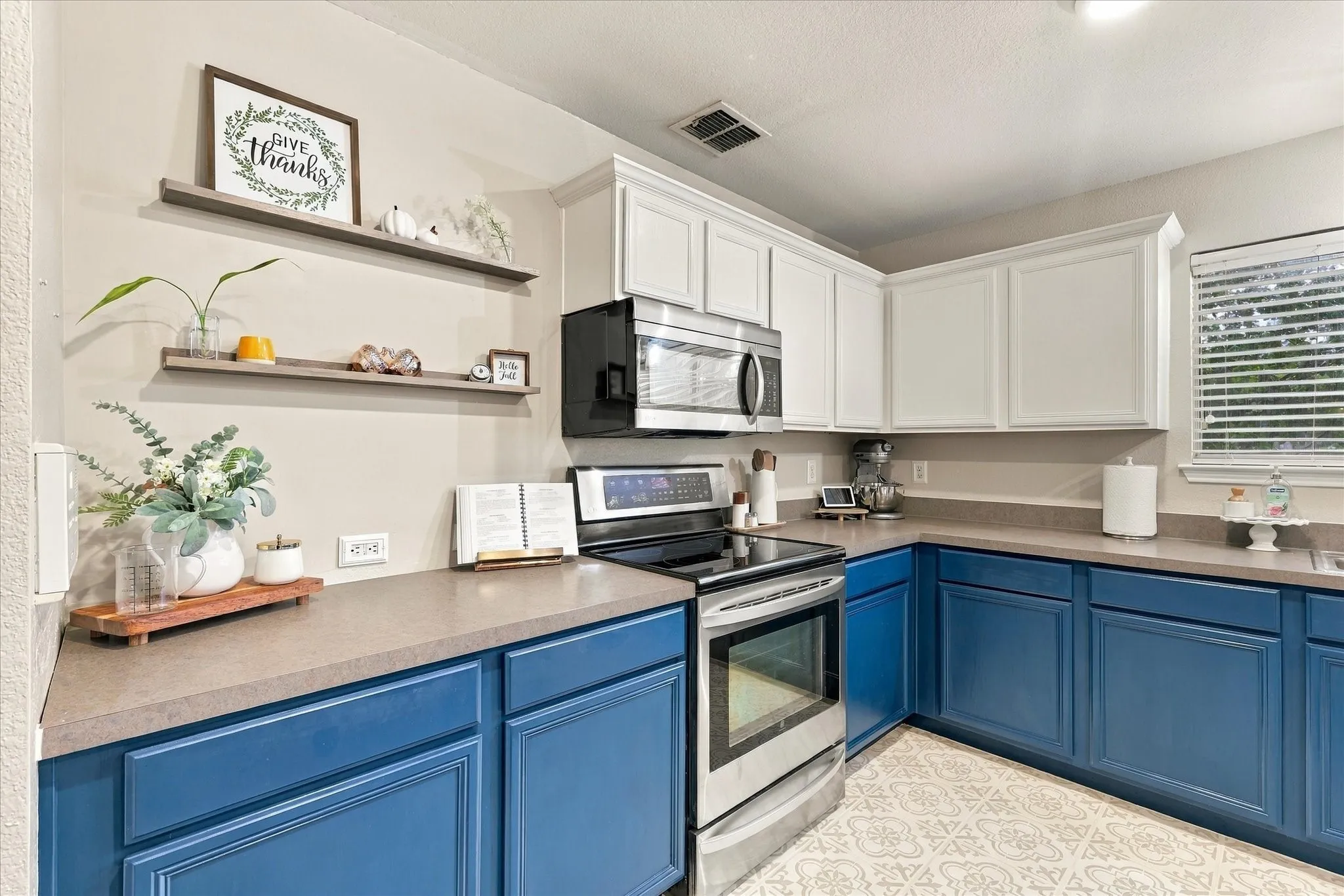 Single Family Residence For Sale in Denton County , 200 Ellicott Drive, Roanoke, Texas 76262, 4 Bedroom, 3 Bathroom, 2 Garage spaces, 2,482 Sqft, built in 2001, mls#21403584, Real Estate Agent in Roanoke, Homes For Sale in Denton county, Homes For Sale in Roanoke, Realtor in Roanoke Texas, Real Estate Brokerage Independent Realty Texas, Luminita Cordes Realtor