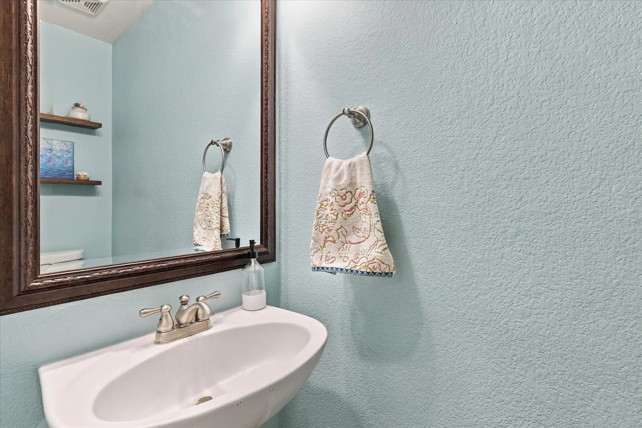 Single Family Residence For Sale in Denton County , 200 Ellicott Drive, Roanoke, Texas 76262, 4 Bedroom, 3 Bathroom, 2 Garage spaces, 2,482 Sqft, built in 2001, mls#21403584, Real Estate Agent in Roanoke, Homes For Sale in Denton county, Homes For Sale in Roanoke, Realtor in Roanoke Texas, Real Estate Brokerage Independent Realty Texas, Luminita Cordes Realtor