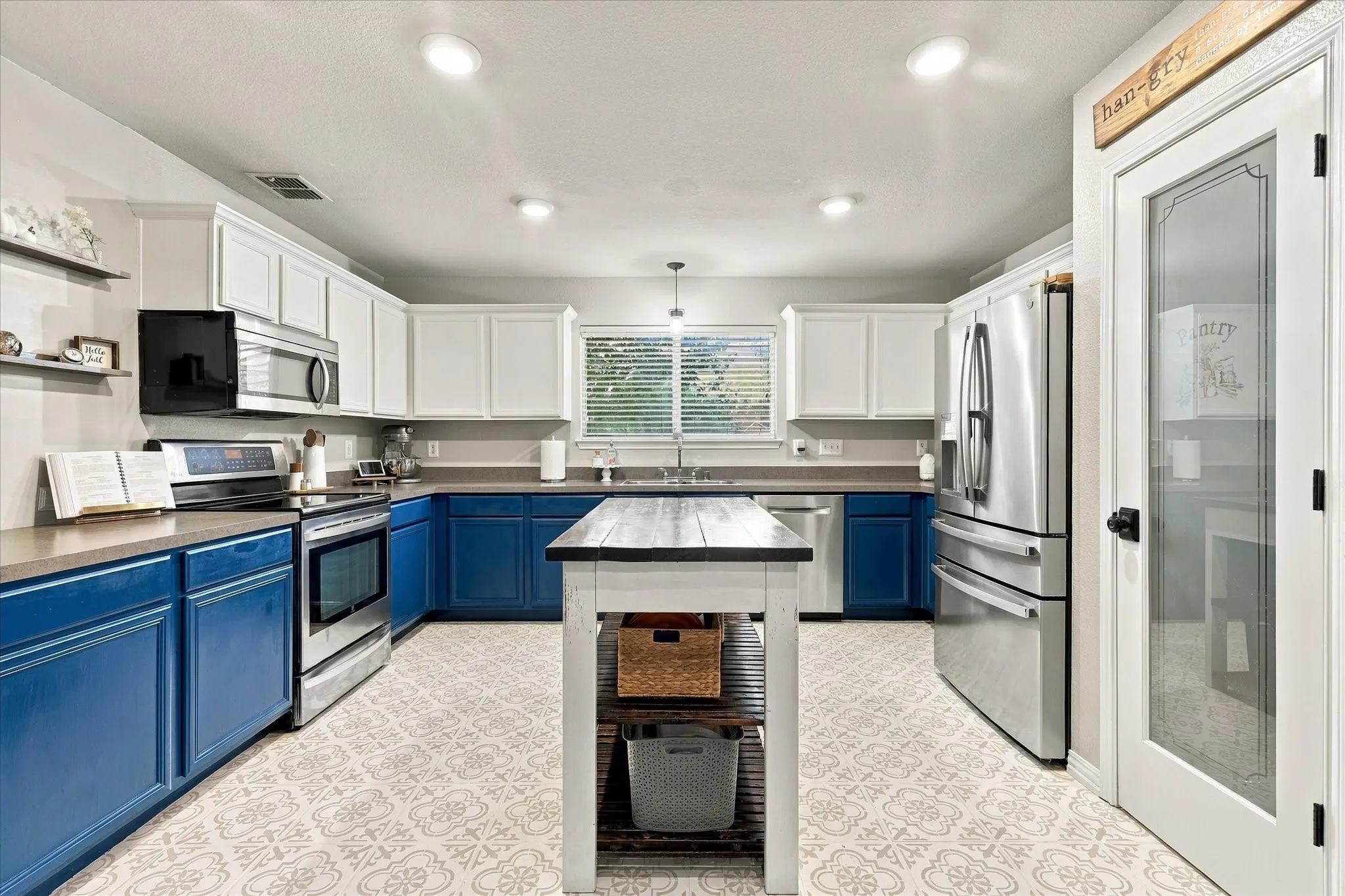 Single Family Residence For Sale in Denton County , 200 Ellicott Drive, Roanoke, Texas 76262, 4 Bedroom, 3 Bathroom, 2 Garage spaces, 2,482 Sqft, built in 2001, mls#21403584, Real Estate Agent in Roanoke, Homes For Sale in Denton county, Homes For Sale in Roanoke, Realtor in Roanoke Texas, Real Estate Brokerage Independent Realty Texas, Luminita Cordes Realtor