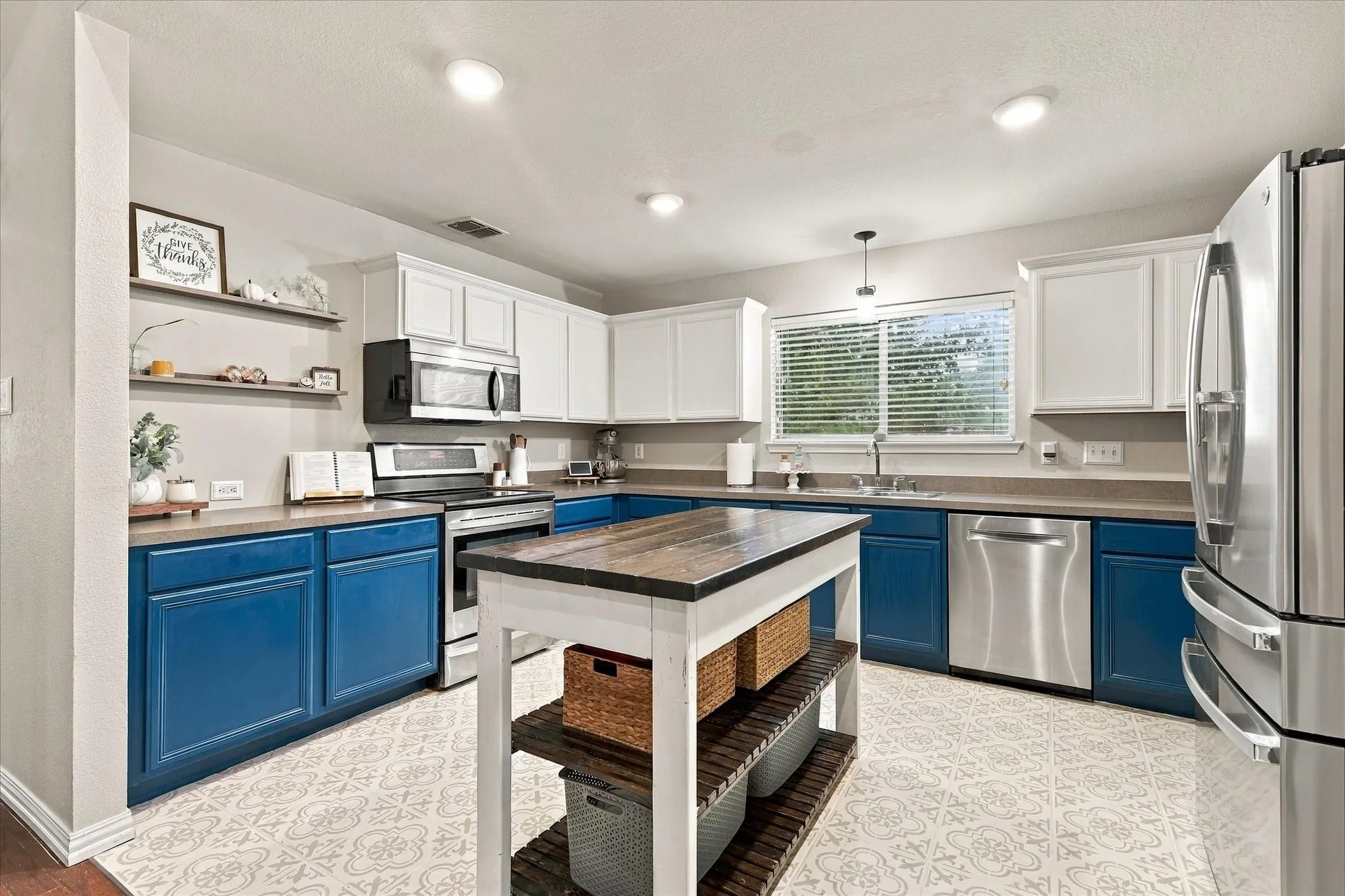 Single Family Residence For Sale in Denton County , 200 Ellicott Drive, Roanoke, Texas 76262, 4 Bedroom, 3 Bathroom, 2 Garage spaces, 2,482 Sqft, built in 2001, mls#21403584, Real Estate Agent in Roanoke, Homes For Sale in Denton county, Homes For Sale in Roanoke, Realtor in Roanoke Texas, Real Estate Brokerage Independent Realty Texas, Luminita Cordes Realtor
