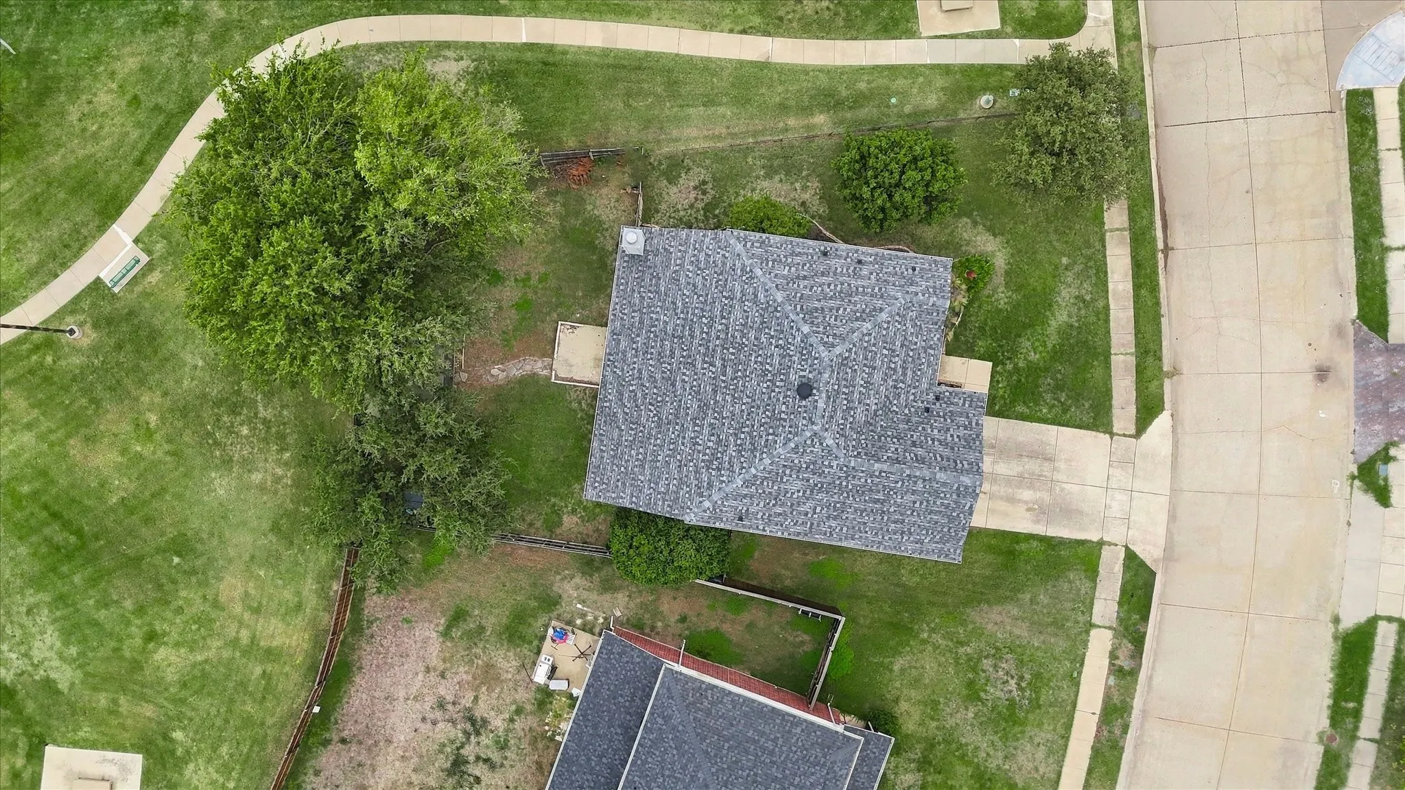 Single Family Residence For Sale in Denton County , 200 Ellicott Drive, Roanoke, Texas 76262, 4 Bedroom, 3 Bathroom, 2 Garage spaces, 2,482 Sqft, built in 2001, mls#21403584, Real Estate Agent in Roanoke, Homes For Sale in Denton county, Homes For Sale in Roanoke, Realtor in Roanoke Texas, Real Estate Brokerage Independent Realty Texas, Luminita Cordes Realtor