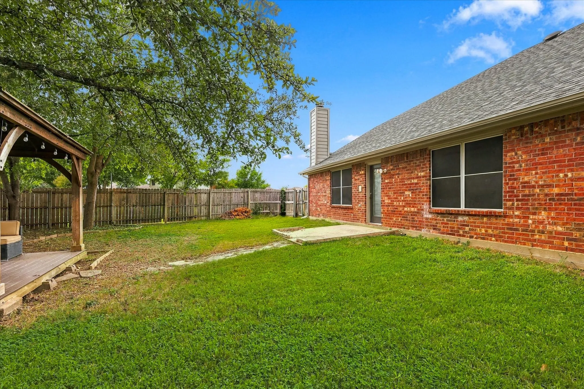 Single Family Residence For Sale in Denton County , 200 Ellicott Drive, Roanoke, Texas 76262, 4 Bedroom, 3 Bathroom, 2 Garage spaces, 2,482 Sqft, built in 2001, mls#21403584, Real Estate Agent in Roanoke, Homes For Sale in Denton county, Homes For Sale in Roanoke, Realtor in Roanoke Texas, Real Estate Brokerage Independent Realty Texas, Luminita Cordes Realtor