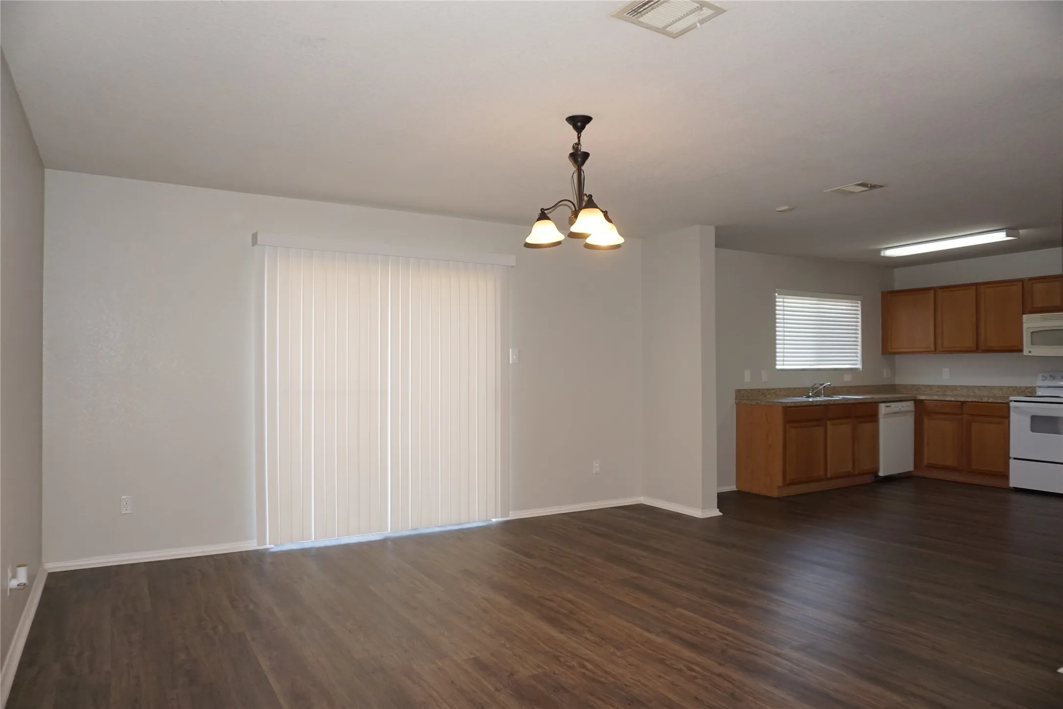 Single Family Residence For Rent in Tarrant County , 2908 Nara Vista Trail, Fort Worth, Texas 76119, 3 Bedroom, 2 Bathroom, 2 Garage spaces, 1,867 Sqft, built in 2007, mls#21406418, Real Estate Agent in Fort Worth, Homes For Rent in Tarrant county, Homes For Rent in Fort Worth, Realtor in Fort Worth Texas, Real Estate Brokerage Independent Realty Texas, Luminita Cordes Realtor