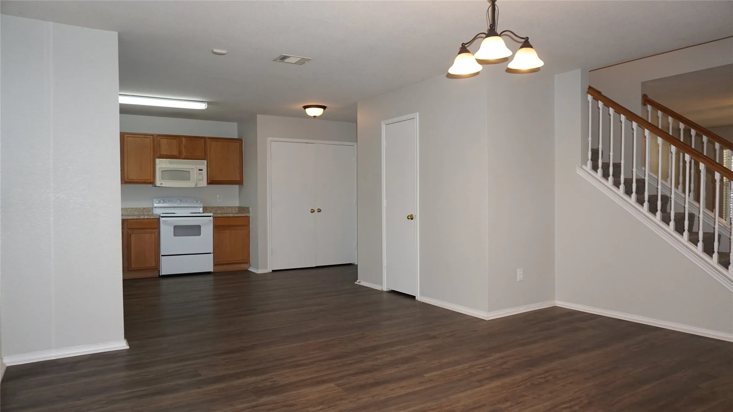 Single Family Residence For Rent in Tarrant County , 2908 Nara Vista Trail, Fort Worth, Texas 76119, 3 Bedroom, 2 Bathroom, 2 Garage spaces, 1,867 Sqft, built in 2007, mls#21406418, Real Estate Agent in Fort Worth, Homes For Rent in Tarrant county, Homes For Rent in Fort Worth, Realtor in Fort Worth Texas, Real Estate Brokerage Independent Realty Texas, Luminita Cordes Realtor