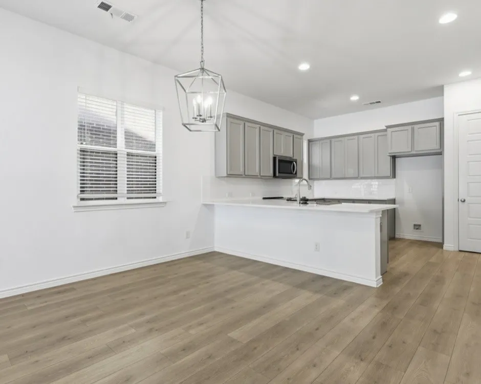 Townhouse For Rent in Tarrant County , 2825 Stanley Avenue, Fort Worth, Texas 76110, 3 Bedroom, 3 Bathroom, 2 Garage spaces, 2,662 Sqft, built in 2019, mls#21410112, Real Estate Agent in Fort Worth, Homes For Rent in Tarrant county, Homes For Rent in Fort Worth, Realtor in Fort Worth Texas, Real Estate Brokerage Independent Realty Texas, Luminita Cordes Realtor