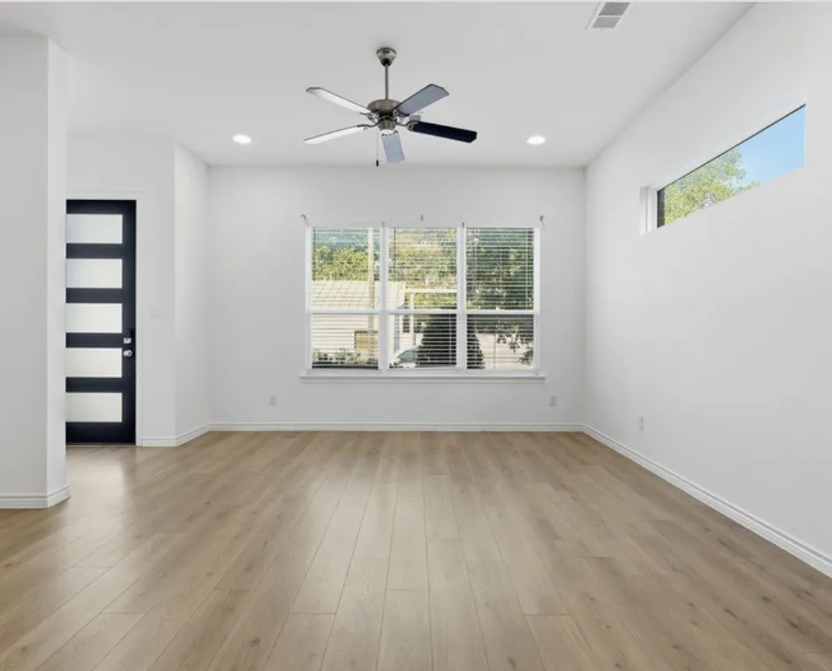 Townhouse For Rent in Tarrant County , 2825 Stanley Avenue, Fort Worth, Texas 76110, 3 Bedroom, 3 Bathroom, 2 Garage spaces, 2,662 Sqft, built in 2019, mls#21410112, Real Estate Agent in Fort Worth, Homes For Rent in Tarrant county, Homes For Rent in Fort Worth, Realtor in Fort Worth Texas, Real Estate Brokerage Independent Realty Texas, Luminita Cordes Realtor