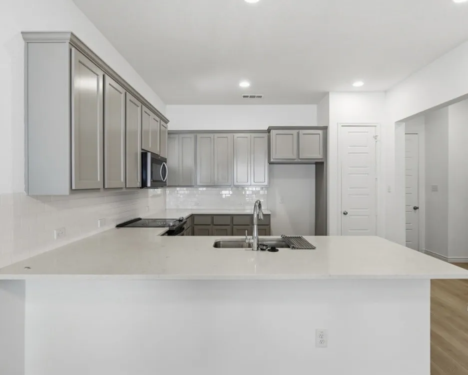 Townhouse For Rent in Tarrant County , 2825 Stanley Avenue, Fort Worth, Texas 76110, 3 Bedroom, 3 Bathroom, 2 Garage spaces, 2,662 Sqft, built in 2019, mls#21410112, Real Estate Agent in Fort Worth, Homes For Rent in Tarrant county, Homes For Rent in Fort Worth, Realtor in Fort Worth Texas, Real Estate Brokerage Independent Realty Texas, Luminita Cordes Realtor