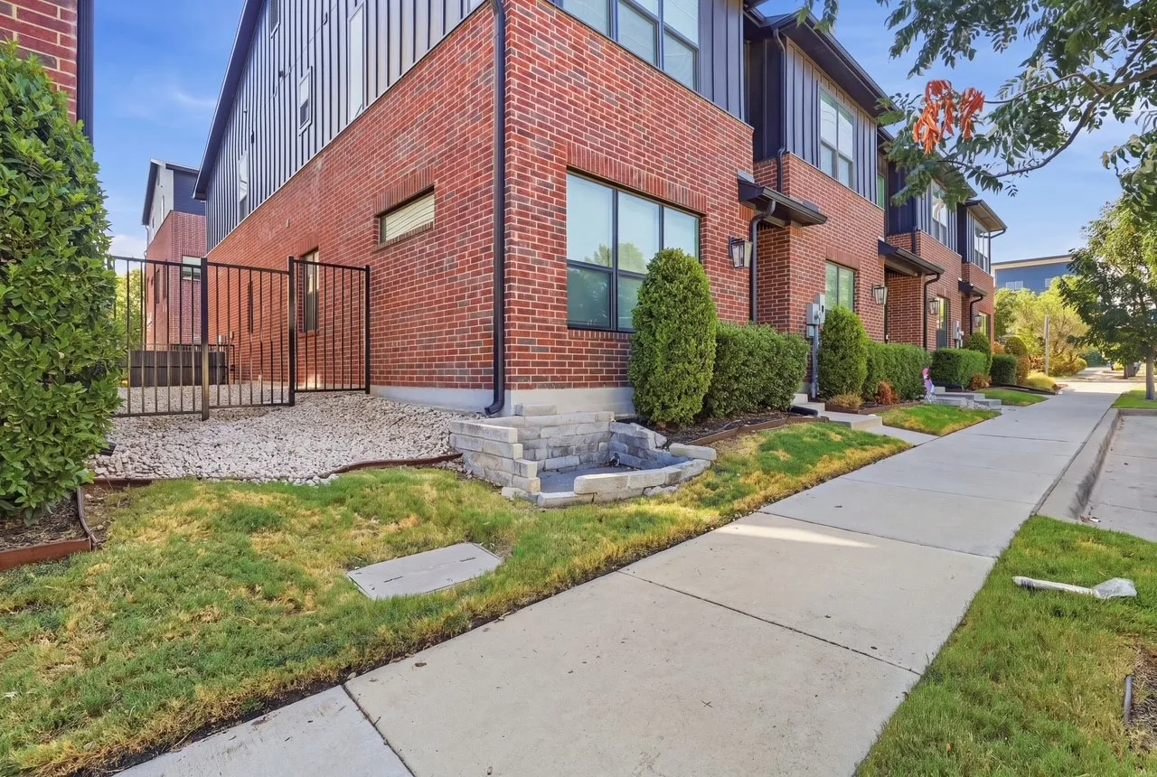Townhouse For Rent in Tarrant County , 2825 Stanley Avenue, Fort Worth, Texas 76110, 3 Bedroom, 3 Bathroom, 2 Garage spaces, 2,662 Sqft, built in 2019, mls#21410112, Real Estate Agent in Fort Worth, Homes For Rent in Tarrant county, Homes For Rent in Fort Worth, Realtor in Fort Worth Texas, Real Estate Brokerage Independent Realty Texas, Luminita Cordes Realtor
