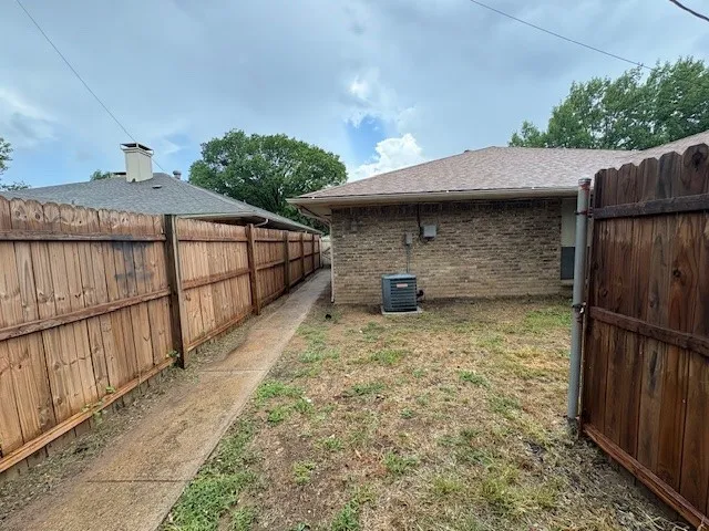Duplex For Rent in Tarrant County , 715 Oakwood Lane A, Arlington, Texas 76012, 3 Bedroom, 2 Bathroom, Garage spaces, 1,292 Sqft, built in 1979, mls#21410130, Real Estate Agent in Arlington, Homes For Rent in Tarrant county, Homes For Rent in Arlington, Realtor in Arlington Texas, Real Estate Brokerage Independent Realty Texas, Luminita Cordes Realtor