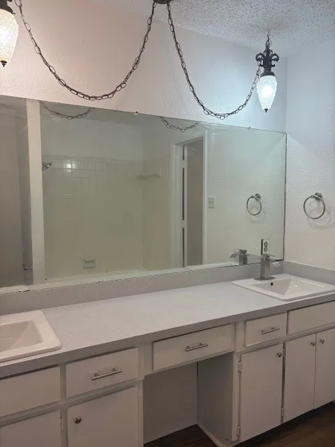 Duplex For Rent in Tarrant County , 715 Oakwood Lane A, Arlington, Texas 76012, 3 Bedroom, 2 Bathroom, Garage spaces, 1,292 Sqft, built in 1979, mls#21410130, Real Estate Agent in Arlington, Homes For Rent in Tarrant county, Homes For Rent in Arlington, Realtor in Arlington Texas, Real Estate Brokerage Independent Realty Texas, Luminita Cordes Realtor