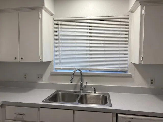 Duplex For Rent in Tarrant County , 715 Oakwood Lane A, Arlington, Texas 76012, 3 Bedroom, 2 Bathroom, Garage spaces, 1,292 Sqft, built in 1979, mls#21410130, Real Estate Agent in Arlington, Homes For Rent in Tarrant county, Homes For Rent in Arlington, Realtor in Arlington Texas, Real Estate Brokerage Independent Realty Texas, Luminita Cordes Realtor