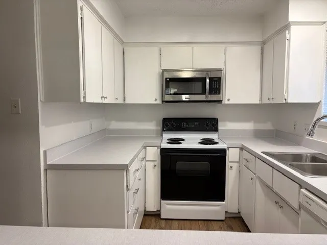 Duplex For Rent in Tarrant County , 715 Oakwood Lane A, Arlington, Texas 76012, 3 Bedroom, 2 Bathroom, Garage spaces, 1,292 Sqft, built in 1979, mls#21410130, Real Estate Agent in Arlington, Homes For Rent in Tarrant county, Homes For Rent in Arlington, Realtor in Arlington Texas, Real Estate Brokerage Independent Realty Texas, Luminita Cordes Realtor
