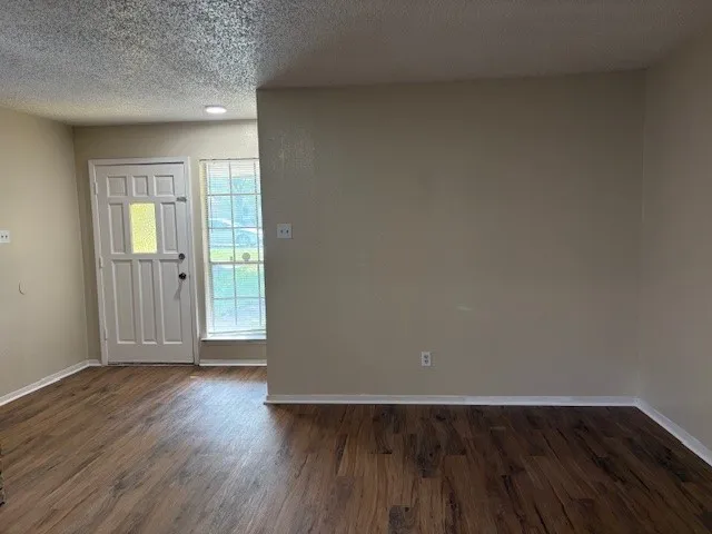 Duplex For Rent in Tarrant County , 715 Oakwood Lane A, Arlington, Texas 76012, 3 Bedroom, 2 Bathroom, Garage spaces, 1,292 Sqft, built in 1979, mls#21410130, Real Estate Agent in Arlington, Homes For Rent in Tarrant county, Homes For Rent in Arlington, Realtor in Arlington Texas, Real Estate Brokerage Independent Realty Texas, Luminita Cordes Realtor