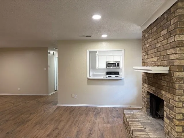 Duplex For Rent in Tarrant County , 715 Oakwood Lane A, Arlington, Texas 76012, 3 Bedroom, 2 Bathroom, Garage spaces, 1,292 Sqft, built in 1979, mls#21410130, Real Estate Agent in Arlington, Homes For Rent in Tarrant county, Homes For Rent in Arlington, Realtor in Arlington Texas, Real Estate Brokerage Independent Realty Texas, Luminita Cordes Realtor