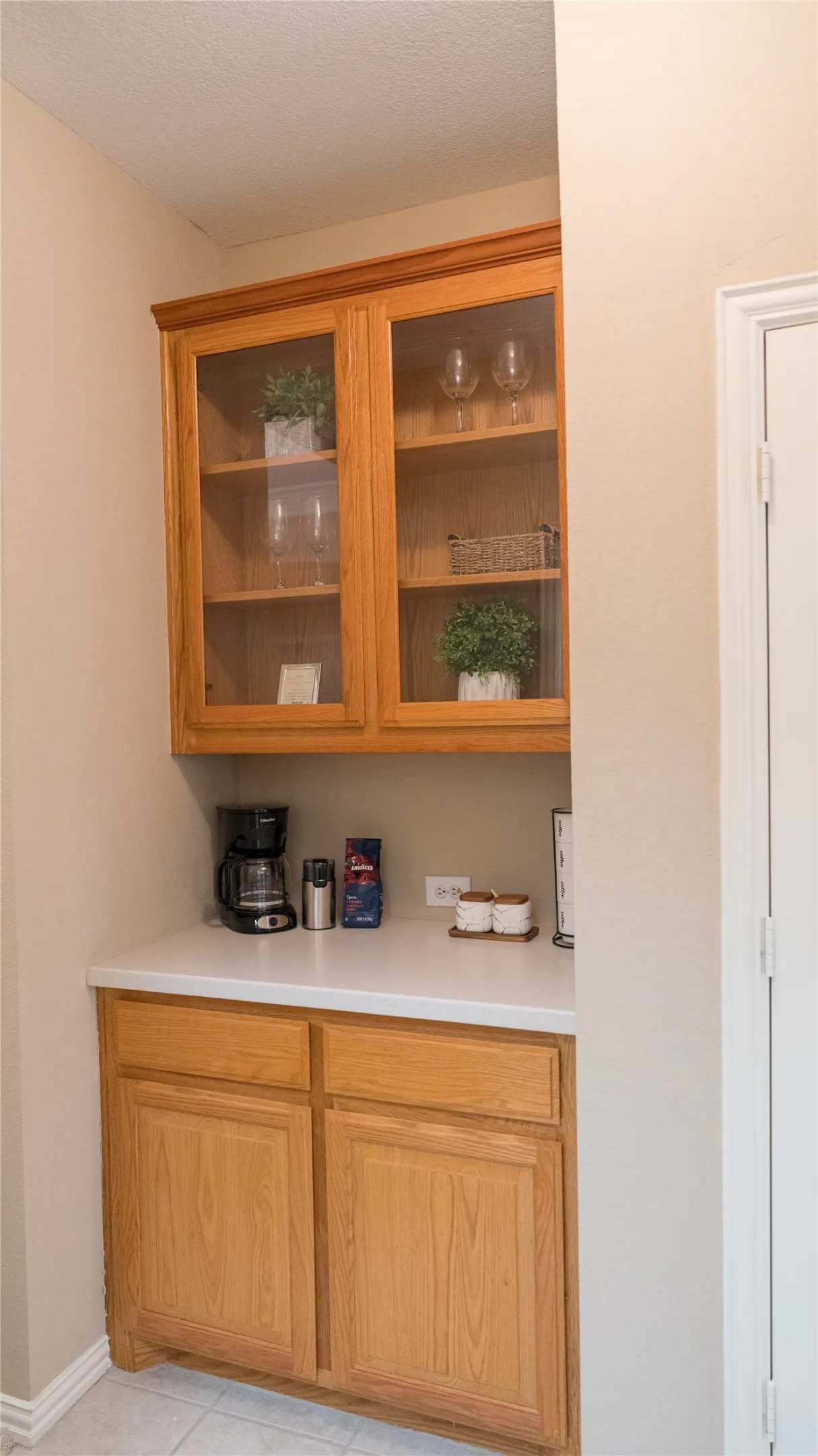 Dry bar in between Dining and Kitchen