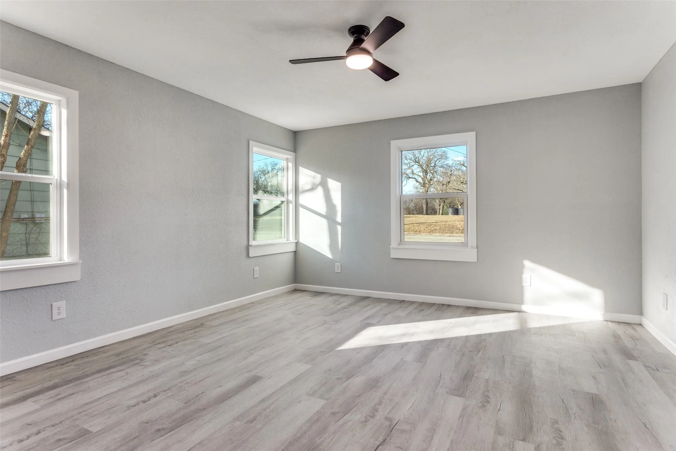 Single Family Residence For Sale in Montague County , 804 Lively Street, Bowie, Texas 76230, 3 Bedroom, 2 Bathroom, Garage spaces, 1,250 Sqft, built in 1940, mls#21409994, Real Estate Agent in Bowie, Homes For Sale in Montague county, Homes For Sale in Bowie, Realtor in Bowie Texas, Real Estate Brokerage Independent Realty Texas, Luminita Cordes Realtor