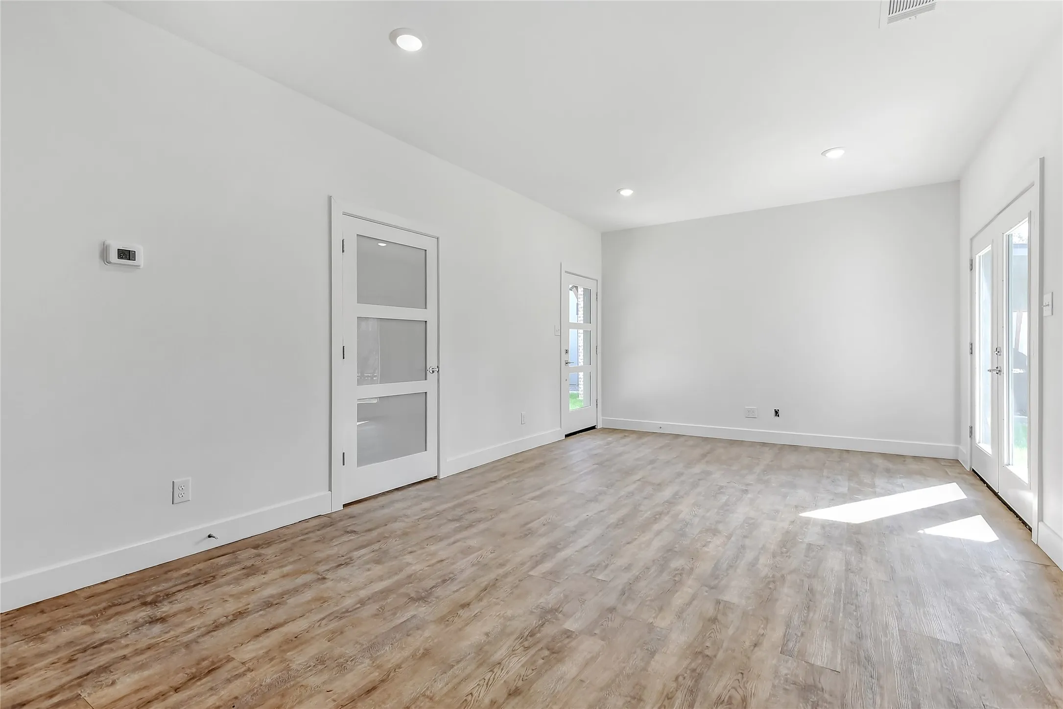 Apartment For Rent in Grayson County , 3260 W Crawford Street 602, Denison, Texas 75020, 3 Bedroom, 3 Bathroom, 2 Garage spaces, 1,408 Sqft, built in 2021, mls#21410135, Real Estate Agent in Denison, Homes For Rent in Grayson county, Homes For Rent in Denison, Realtor in Denison Texas, Real Estate Brokerage Independent Realty Texas, Luminita Cordes Realtor