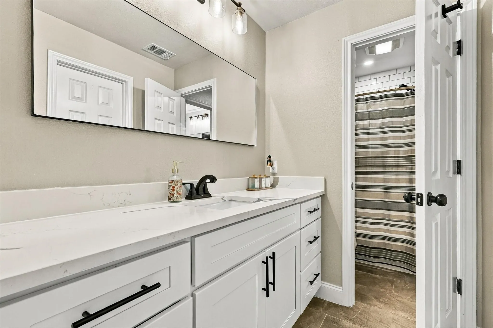 Single Family Residence For Sale in Dallas County , 10011 Woodlake Drive, Dallas, Texas 75243, 4 Bedroom, 3 Bathroom, 2 Garage spaces, 3,154 Sqft, built in 1979, mls#21409275, Real Estate Agent in Dallas, Homes For Sale in Dallas county, Homes For Sale in Dallas, Realtor in Dallas Texas, Real Estate Brokerage Independent Realty Texas, Luminita Cordes Realtor