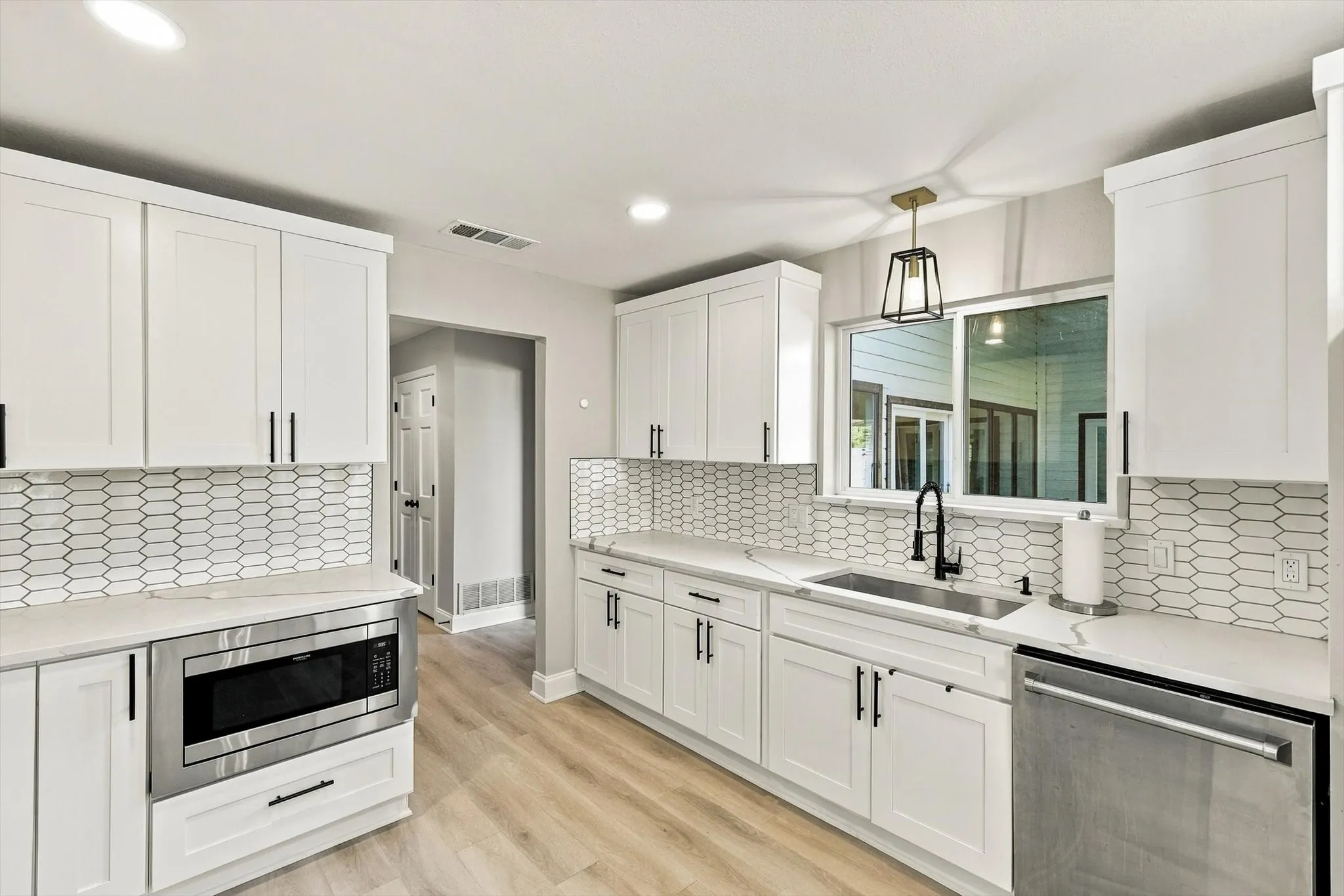 Single Family Residence For Sale in Dallas County , 10011 Woodlake Drive, Dallas, Texas 75243, 4 Bedroom, 3 Bathroom, 2 Garage spaces, 3,154 Sqft, built in 1979, mls#21409275, Real Estate Agent in Dallas, Homes For Sale in Dallas county, Homes For Sale in Dallas, Realtor in Dallas Texas, Real Estate Brokerage Independent Realty Texas, Luminita Cordes Realtor