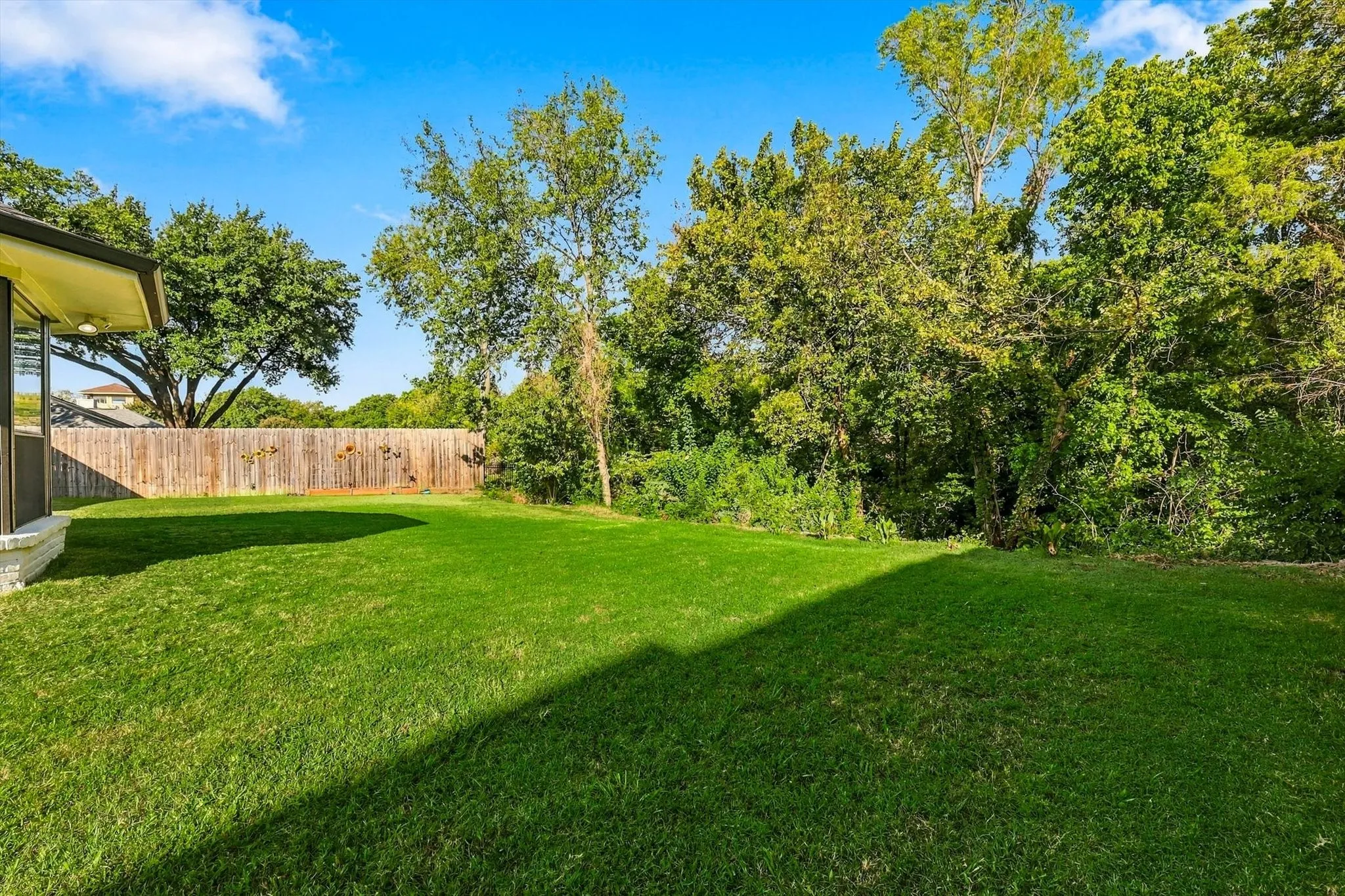 Single Family Residence For Sale in Dallas County , 10011 Woodlake Drive, Dallas, Texas 75243, 4 Bedroom, 3 Bathroom, 2 Garage spaces, 3,154 Sqft, built in 1979, mls#21409275, Real Estate Agent in Dallas, Homes For Sale in Dallas county, Homes For Sale in Dallas, Realtor in Dallas Texas, Real Estate Brokerage Independent Realty Texas, Luminita Cordes Realtor