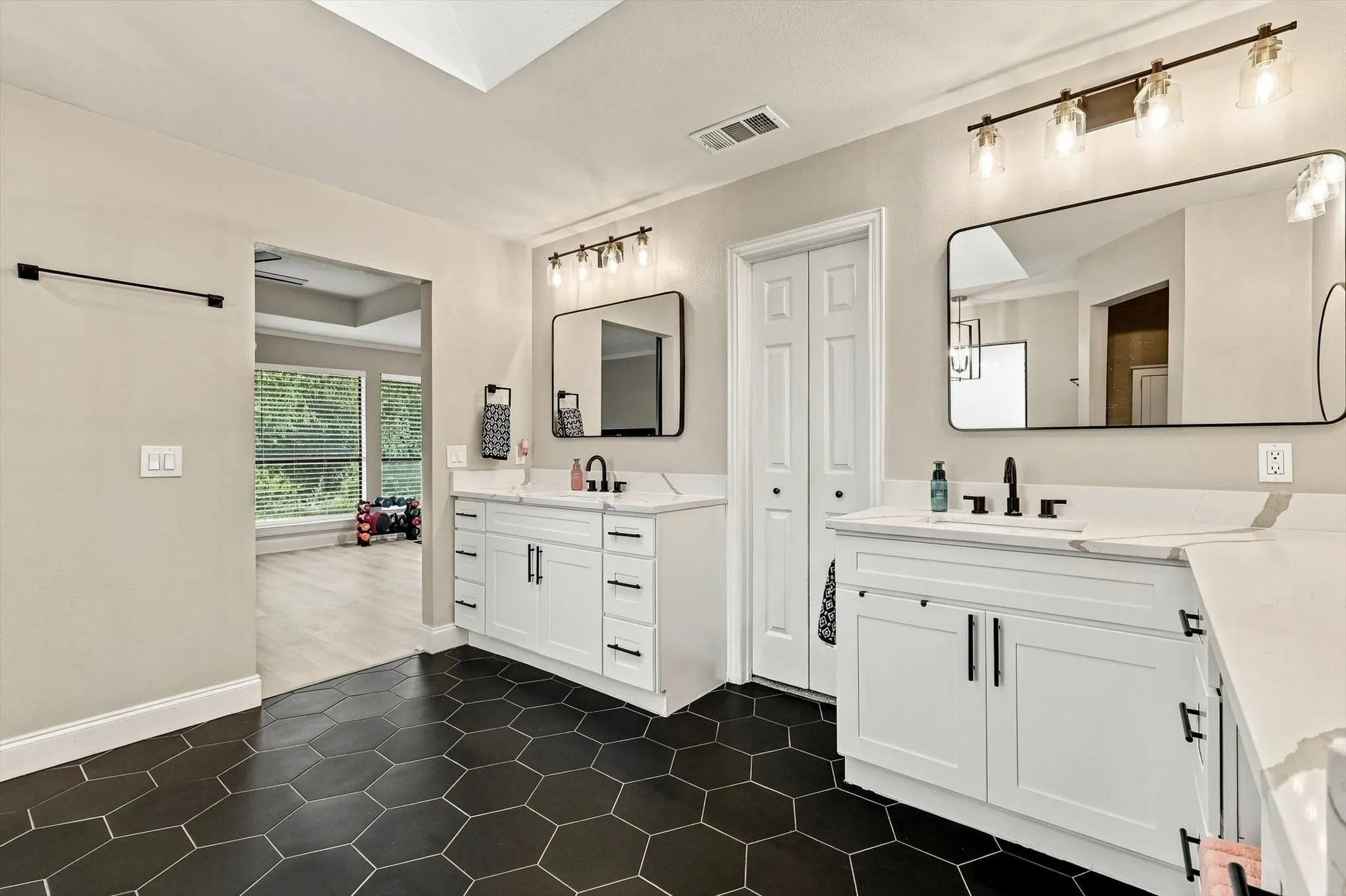 Single Family Residence For Sale in Dallas County , 10011 Woodlake Drive, Dallas, Texas 75243, 4 Bedroom, 3 Bathroom, 2 Garage spaces, 3,154 Sqft, built in 1979, mls#21409275, Real Estate Agent in Dallas, Homes For Sale in Dallas county, Homes For Sale in Dallas, Realtor in Dallas Texas, Real Estate Brokerage Independent Realty Texas, Luminita Cordes Realtor