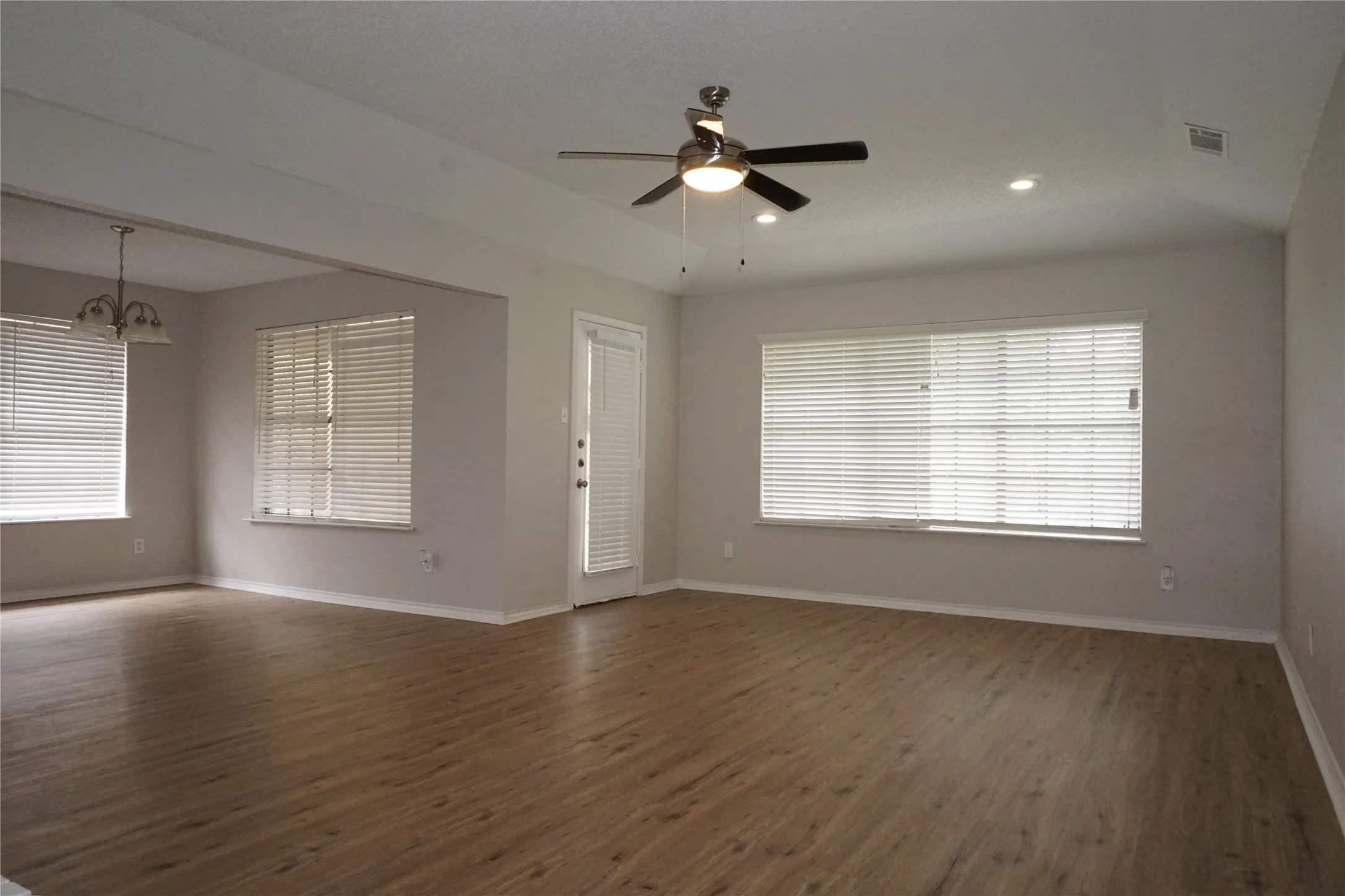 Single Family Residence For Rent in Tarrant County , 7133 Barbados Drive, North Richland Hills, Texas 76180, 3 Bedroom, 2 Bathroom, 2 Garage spaces, 1,607 Sqft, built in 1981, mls#21406426, Real Estate Agent in North Richland Hills, Homes For Rent in Tarrant county, Homes For Rent in North Richland Hills, Realtor in North Richland Hills Texas, Real Estate Brokerage Independent Realty Texas, Luminita Cordes Realtor