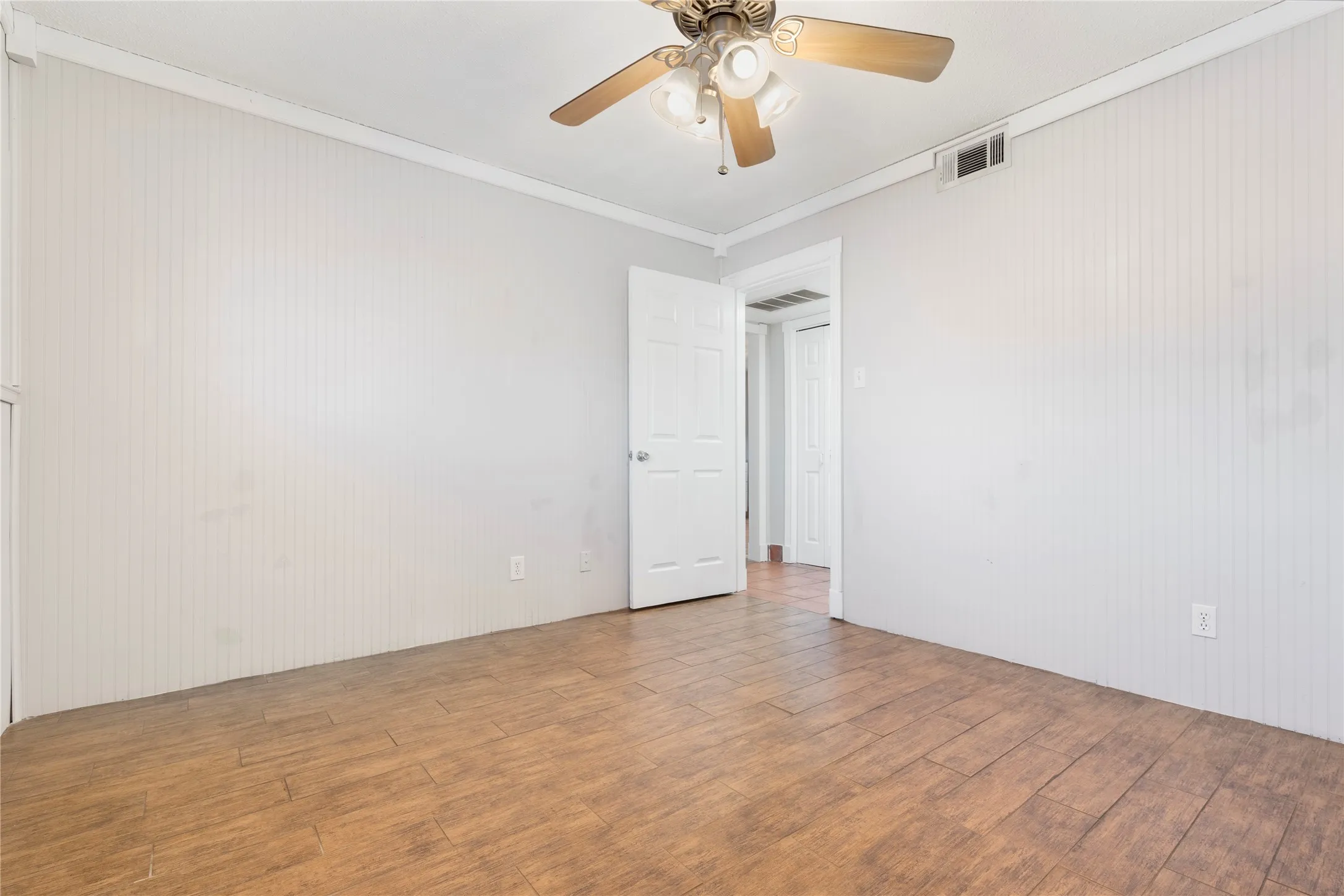 Apartment For Rent in Tarrant County , 1207 W Wall Street 4, Grapevine, Texas 76051, 1 Bedroom, 1 Bathroom, Garage spaces, 650 Sqft, built in 1968, mls#21410146, Real Estate Agent in Grapevine, Homes For Rent in Tarrant county, Homes For Rent in Grapevine, Realtor in Grapevine Texas, Real Estate Brokerage Independent Realty Texas, Luminita Cordes Realtor