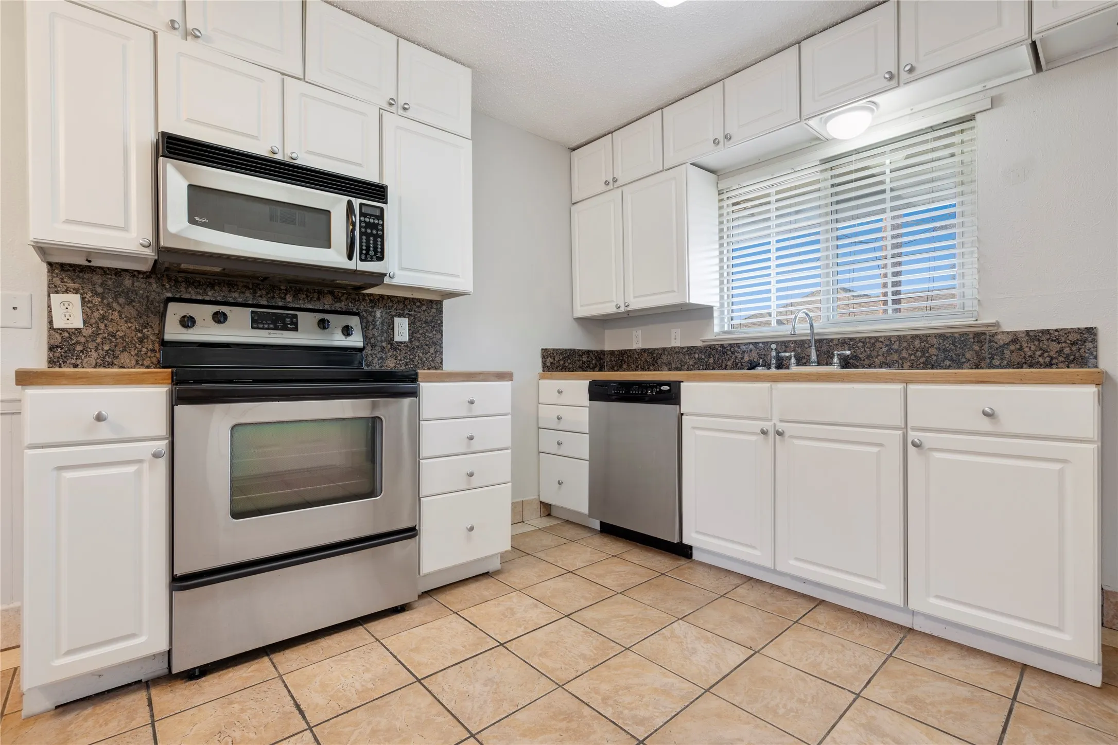 Apartment For Rent in Tarrant County , 1207 W Wall Street 4, Grapevine, Texas 76051, 1 Bedroom, 1 Bathroom, Garage spaces, 650 Sqft, built in 1968, mls#21410146, Real Estate Agent in Grapevine, Homes For Rent in Tarrant county, Homes For Rent in Grapevine, Realtor in Grapevine Texas, Real Estate Brokerage Independent Realty Texas, Luminita Cordes Realtor