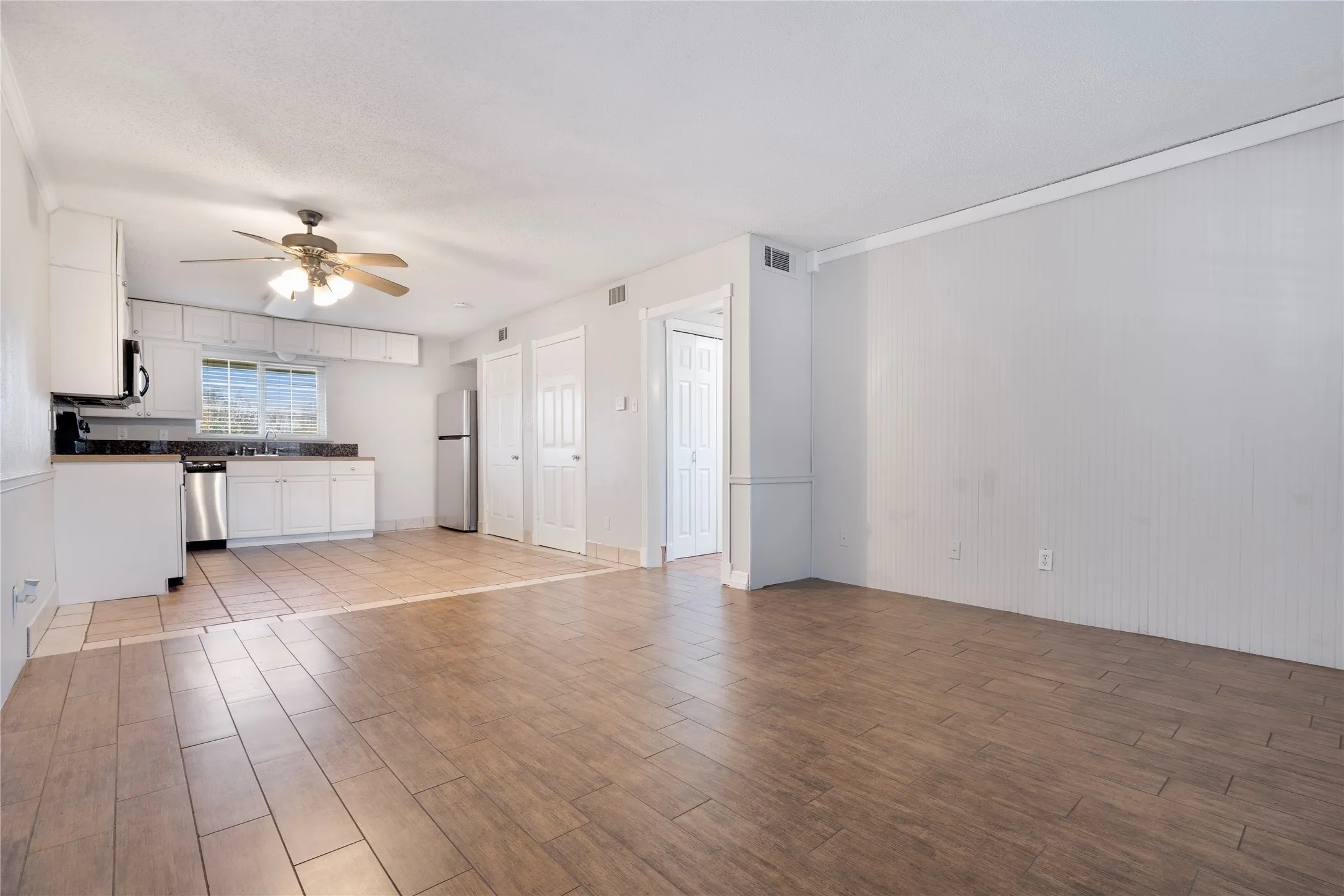 Apartment For Rent in Tarrant County , 1207 W Wall Street 4, Grapevine, Texas 76051, 1 Bedroom, 1 Bathroom, Garage spaces, 650 Sqft, built in 1968, mls#21410146, Real Estate Agent in Grapevine, Homes For Rent in Tarrant county, Homes For Rent in Grapevine, Realtor in Grapevine Texas, Real Estate Brokerage Independent Realty Texas, Luminita Cordes Realtor